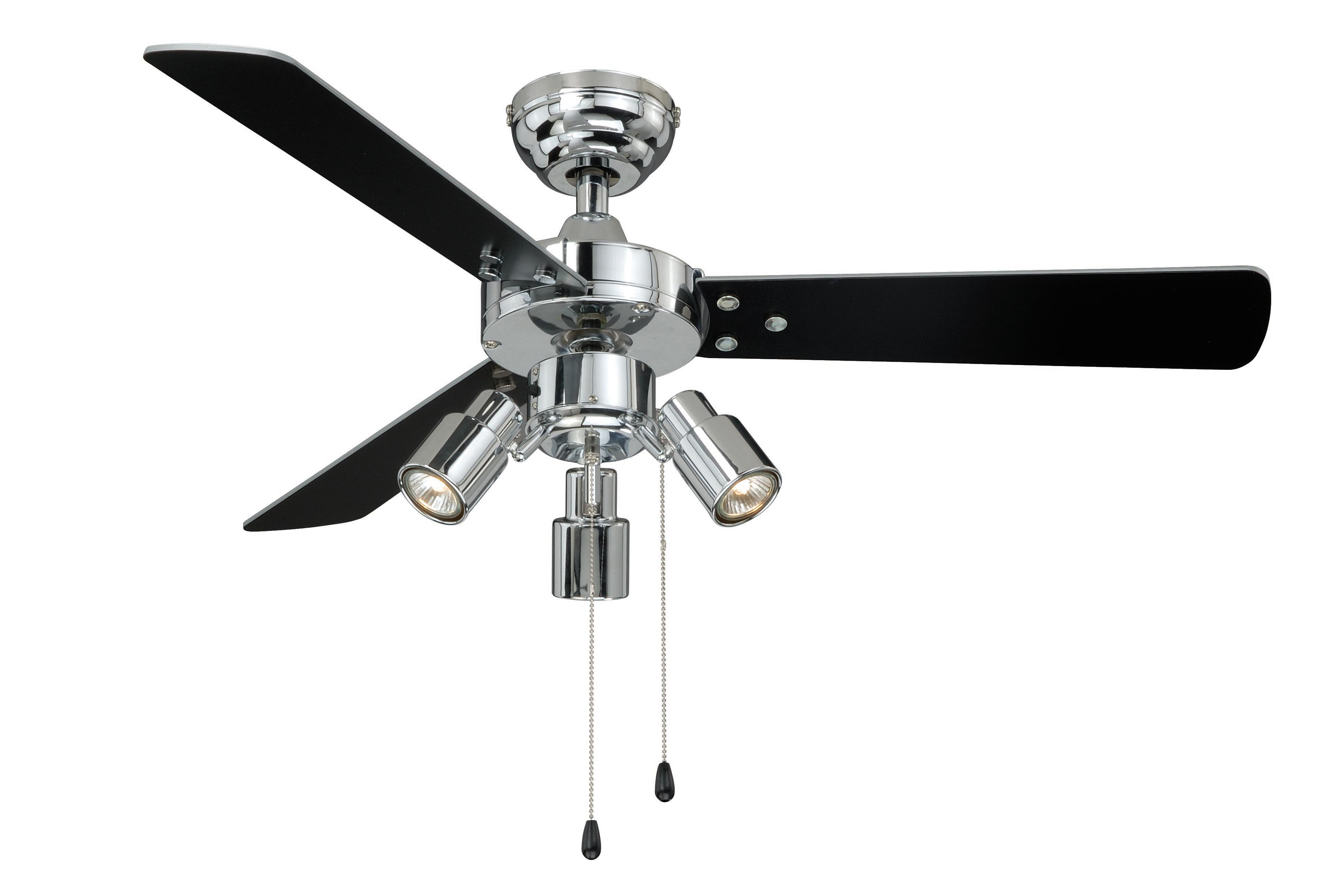Deckenventilator mit drei schwarzen Flügeln und drei Strahlern. Der Ventilator hat eine Chromoberfläche. Die Lichter sind an.