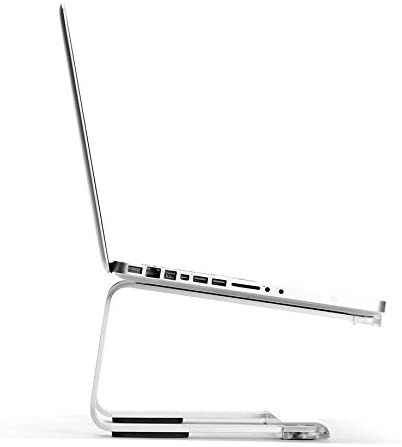 Ein silberner Laptop auf einem silbernen Ständer. Der Laptop ist geöffnet, in einem Winkel.