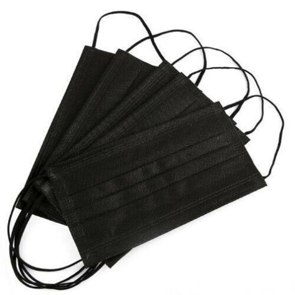 Ein Stapel schwarzer Gesichtsmasken, mit sichtbaren elastischen Ohrschlaufen.