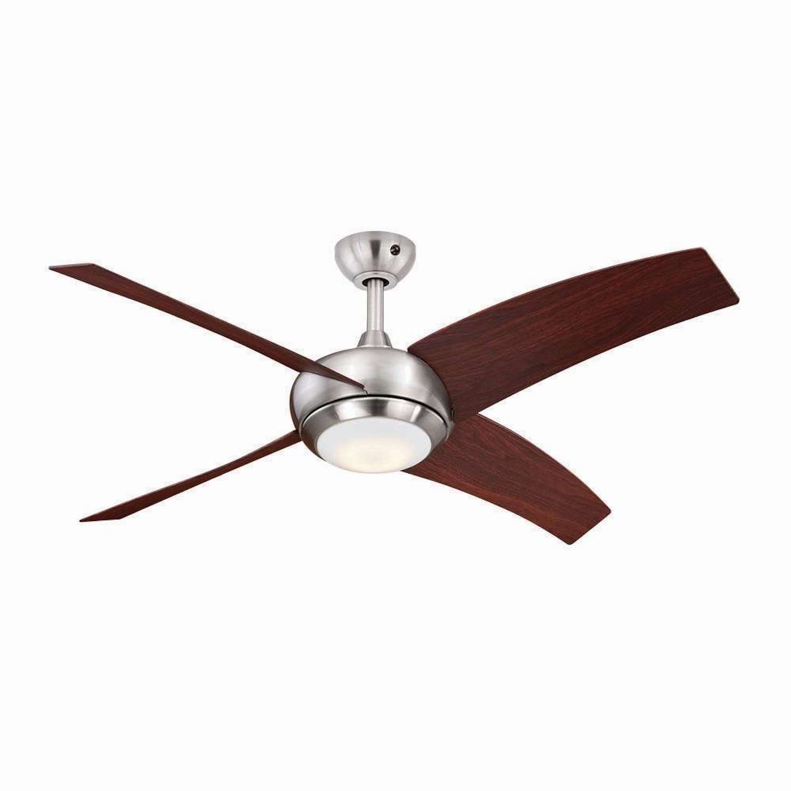 Deckenventilator mit vier Holzblättern und einer zentralen Leuchte, vor weißem Hintergrund.