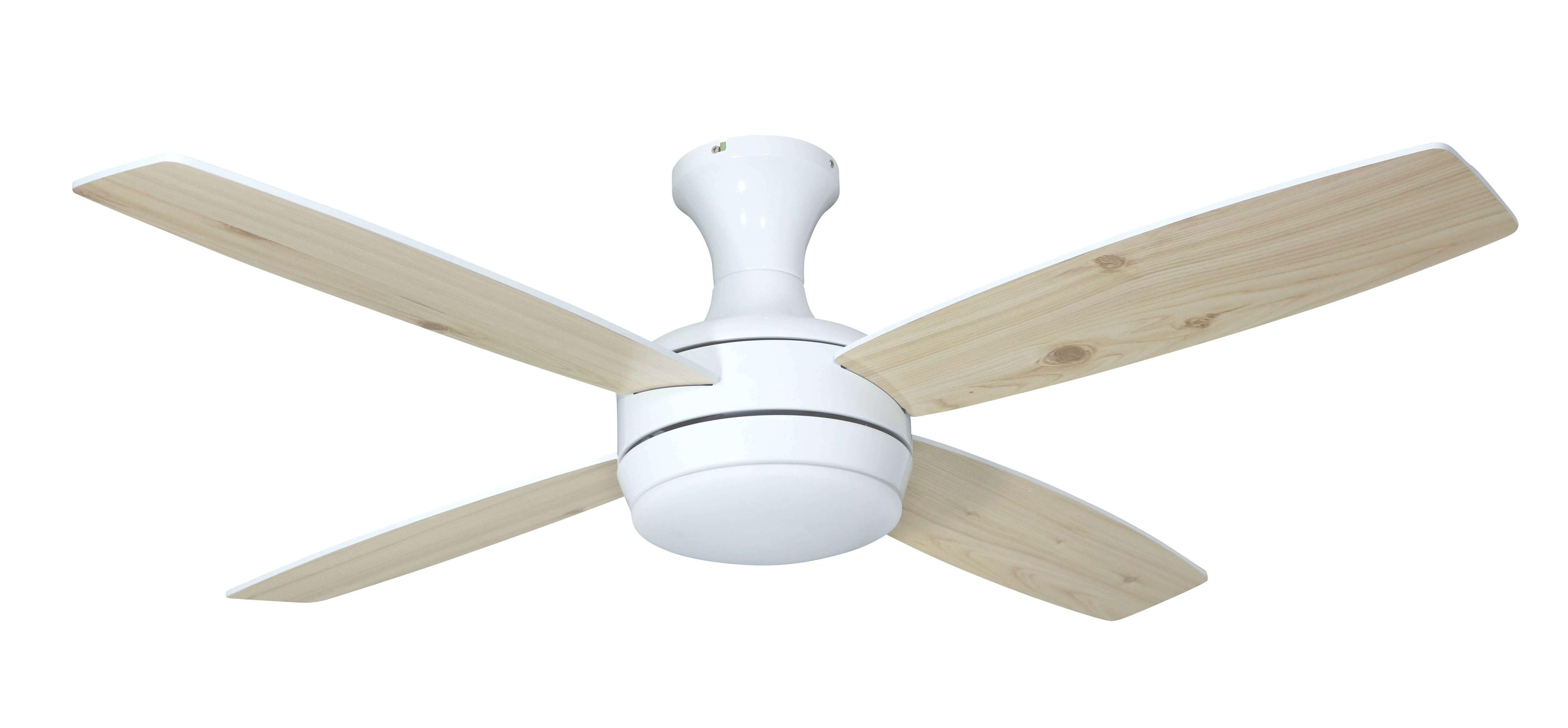 Ein weißer Deckenventilator mit vier Holzflügeln. Isoliert auf weißem Hintergrund.