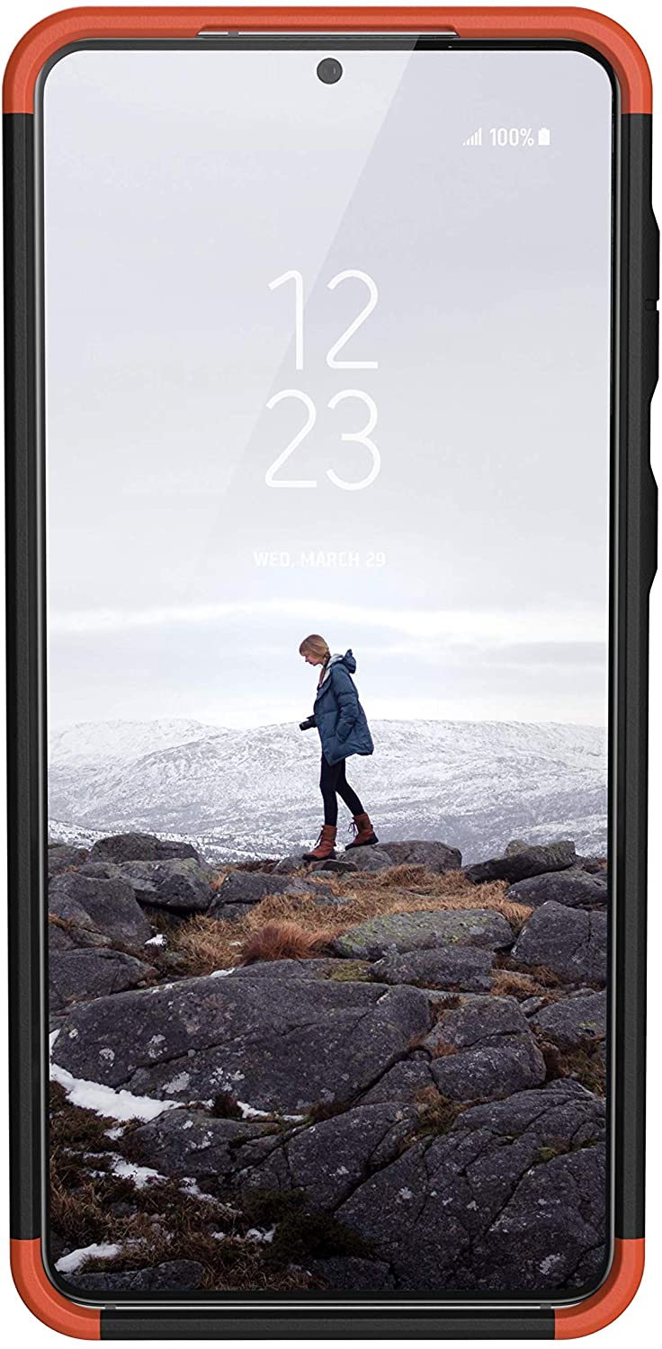 Telefon in einer Hülle, mit einer Person, die auf Felsen im Hintergrund geht. Der Bildschirm zeigt Datum und Uhrzeit.