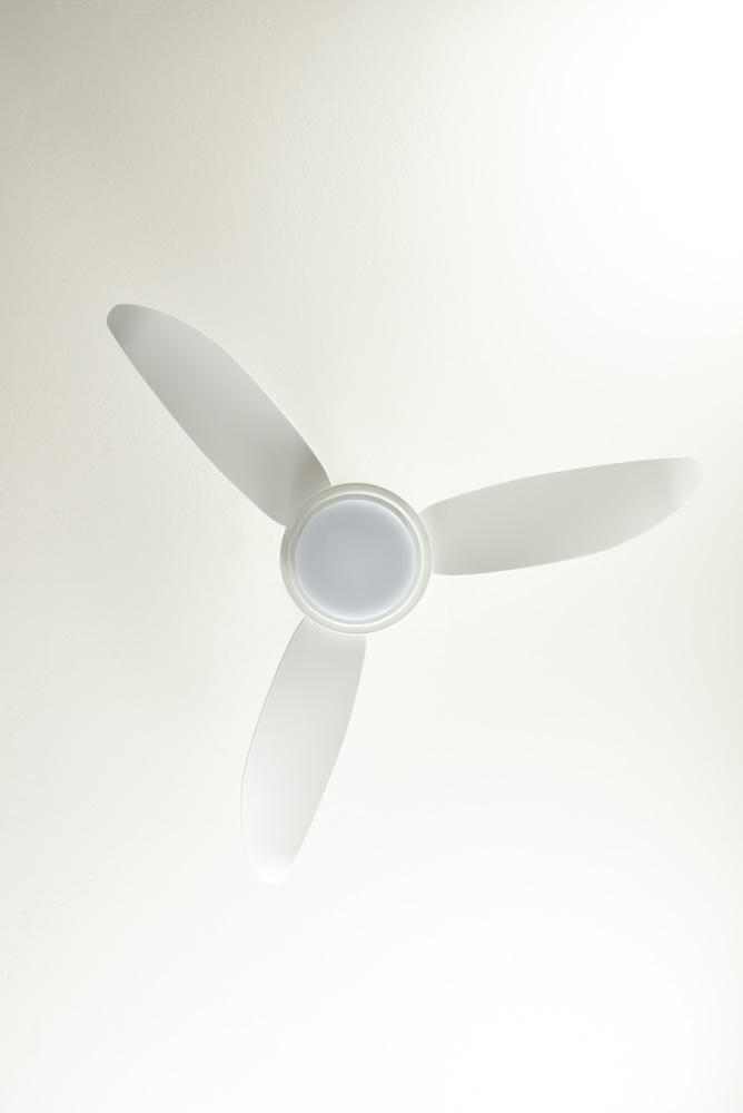 Ein weißer Deckenventilator mit drei Flügeln, zentriert auf weißem Hintergrund.