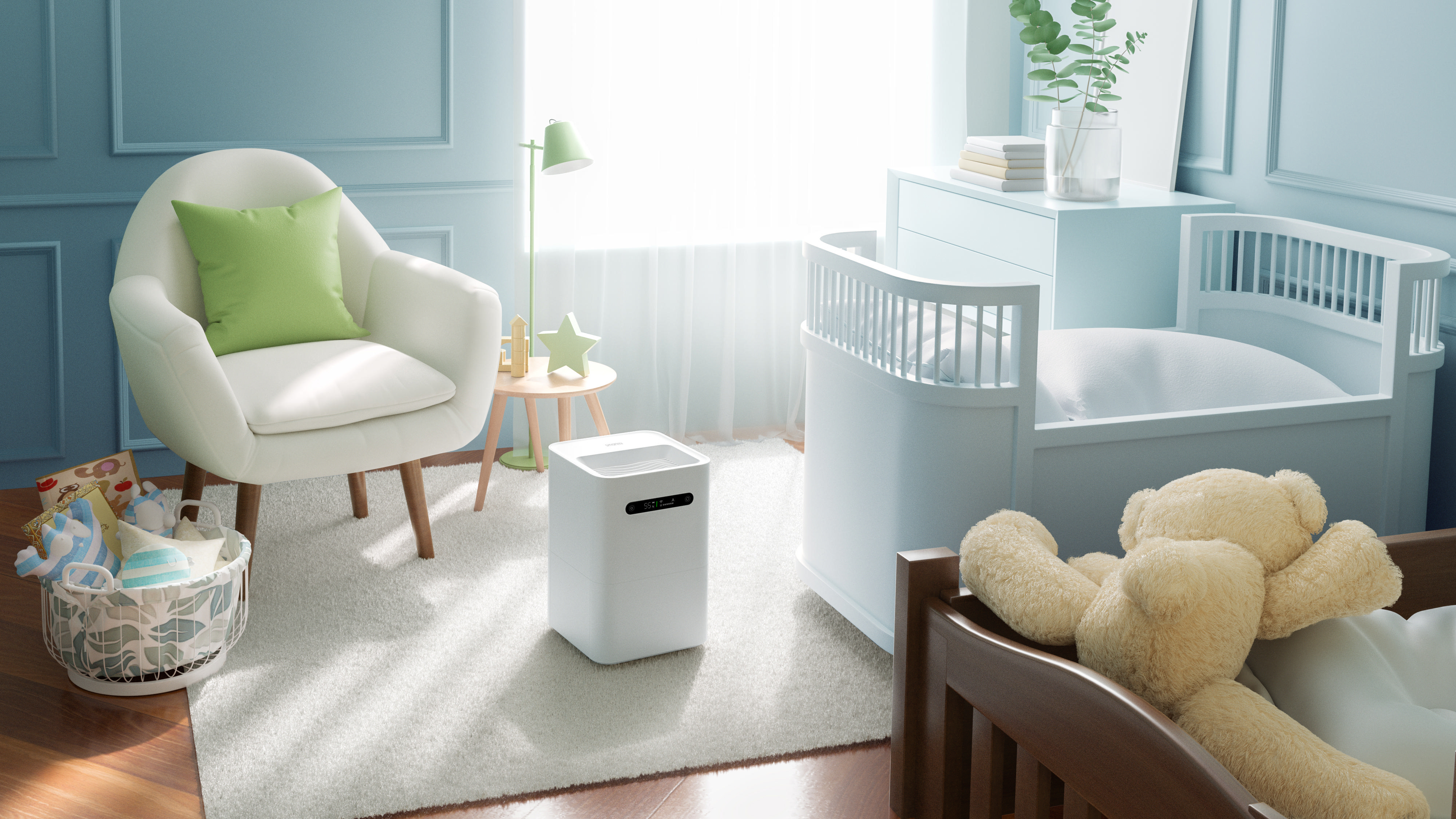 Ein Babyzimmer in hellen Tönen. Weißes Kinderbett, Stuhl und andere Möbel. Ein Teddybär ist sichtbar.