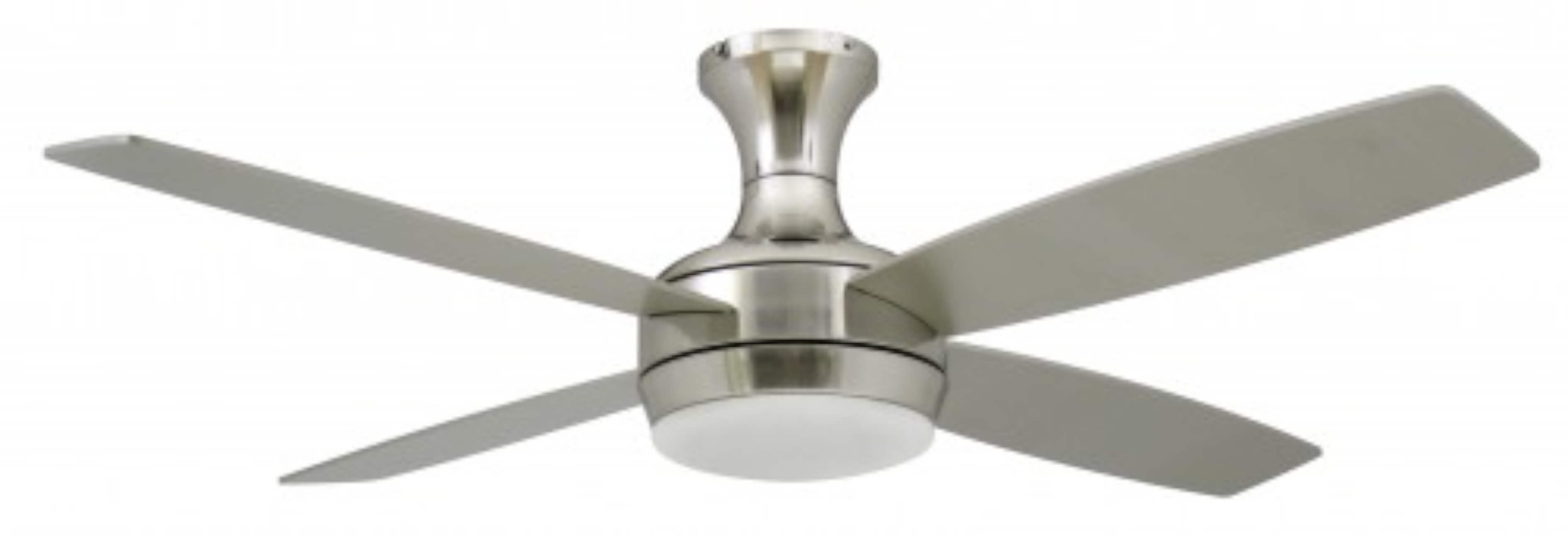 Un ventilatore da soffitto argentato con cinque pale e una luce centrale. Le pale sono curve.