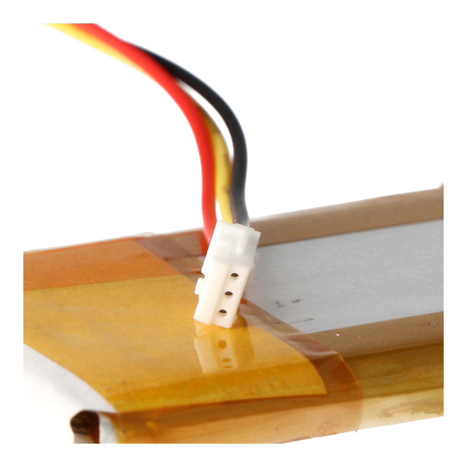 Eine kleine Batterie mit einem weißen Stecker und roten, schwarzen und gelben Drähten.