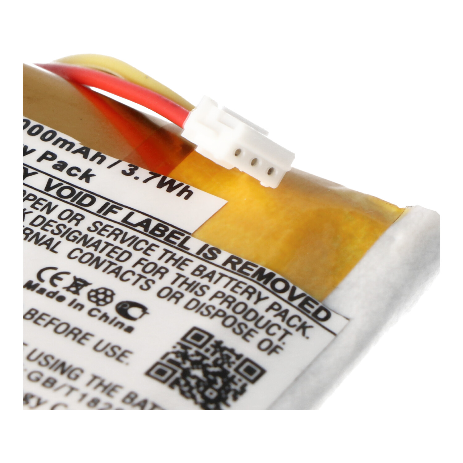 Akku mit weißem Etikett, Text und Stecker. Auf dem Etikett steht 'Made in China' und ein QR-Code.