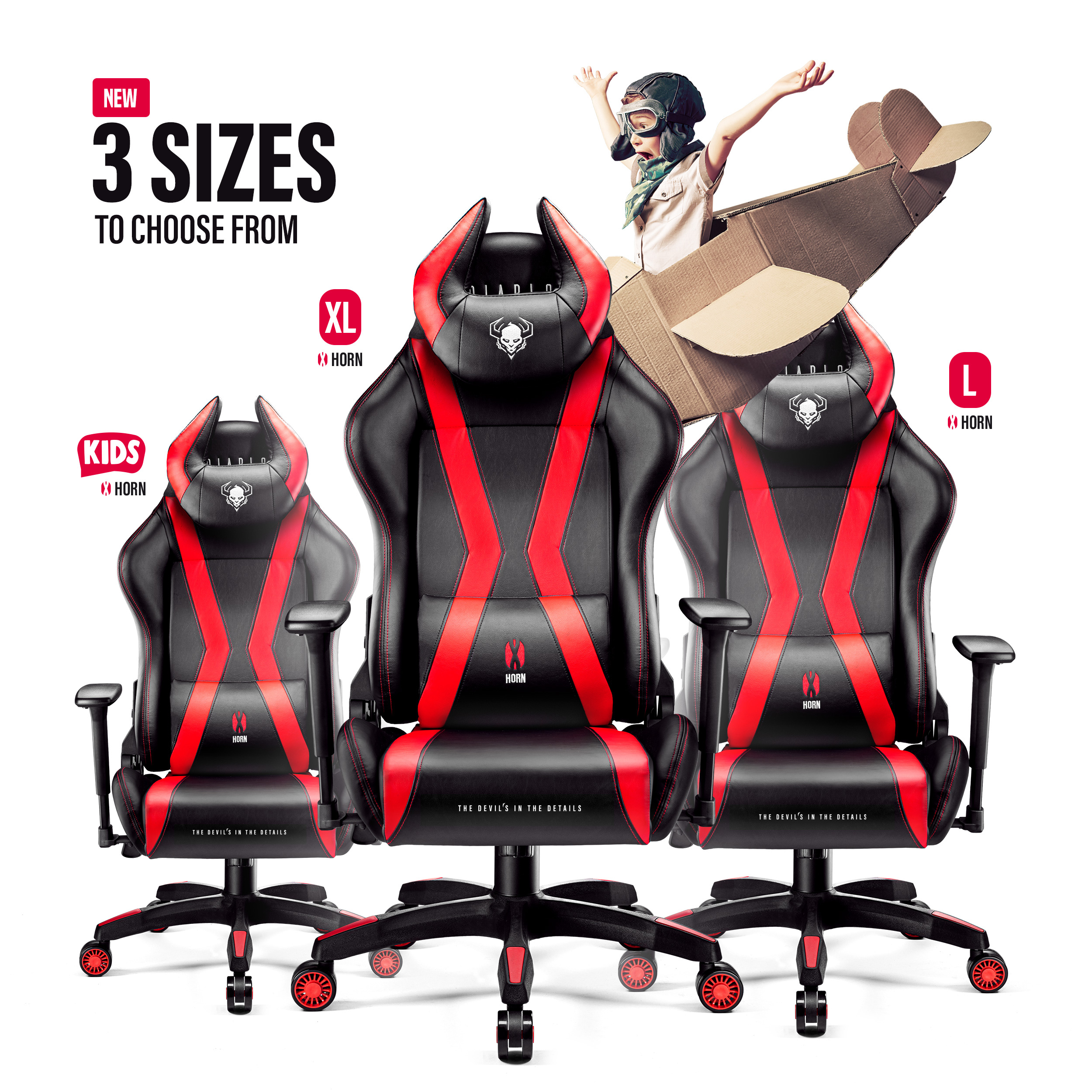 Drei schwarze und rote Gaming-Stühle in den Größen Kids, XL und L, mit einem Kind und einem Pappflugzeug im Hintergrund.
