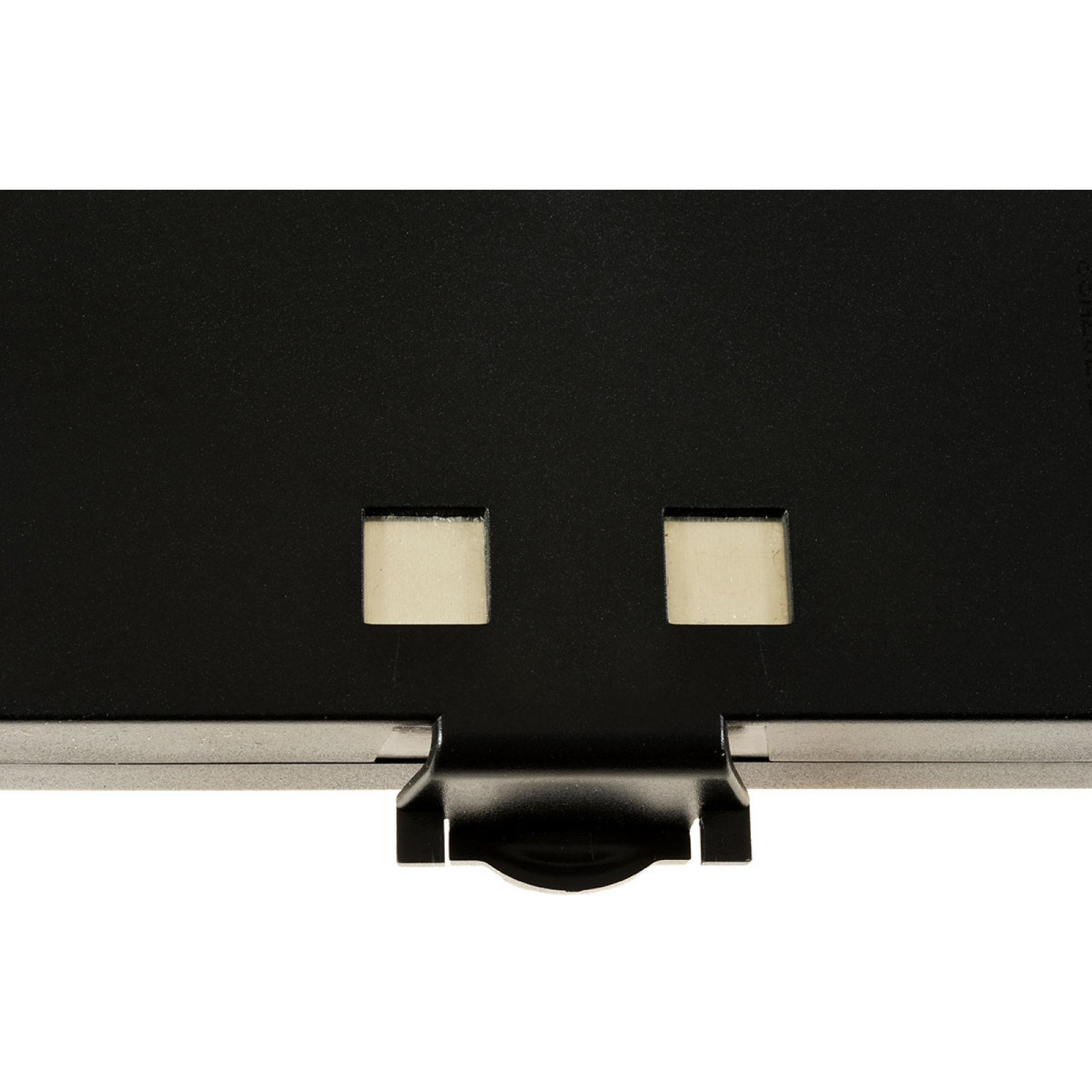 Dispositivo negro. Dos aberturas rectangulares en la superficie. Gancho metálico negro. Fondo blanco.