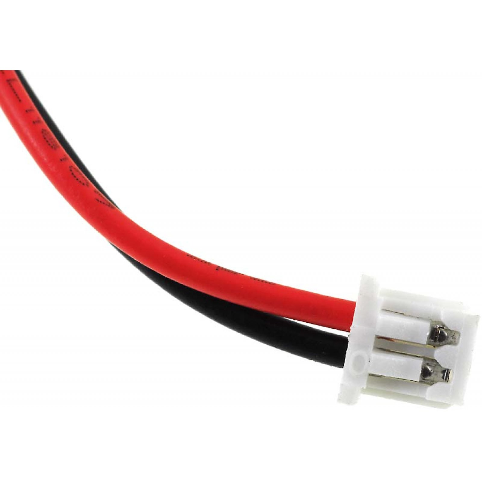 Primer plano de dos cables, rojo y negro, conectados a un conector blanco con pines.