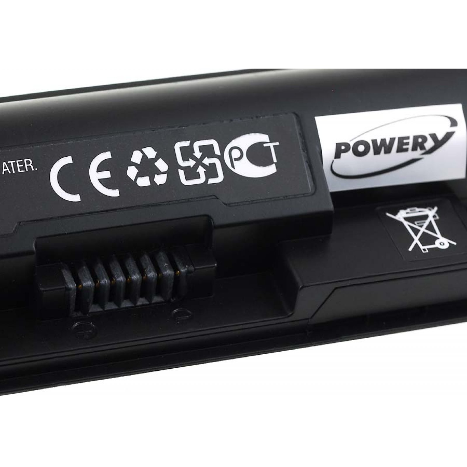 Batería de portátil negra con certificaciones y una pegatina blanca 'POWERY', primer plano.