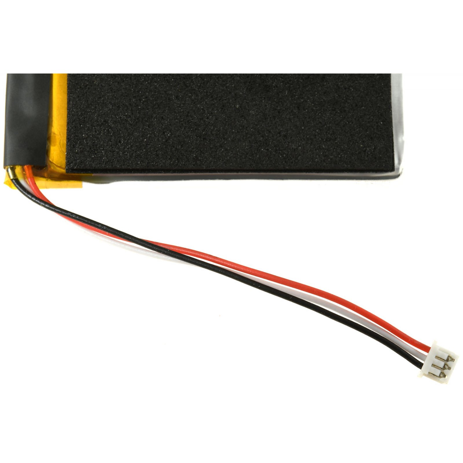 Primer plano de una batería negra con cables: rojo, negro y blanco con un conector.