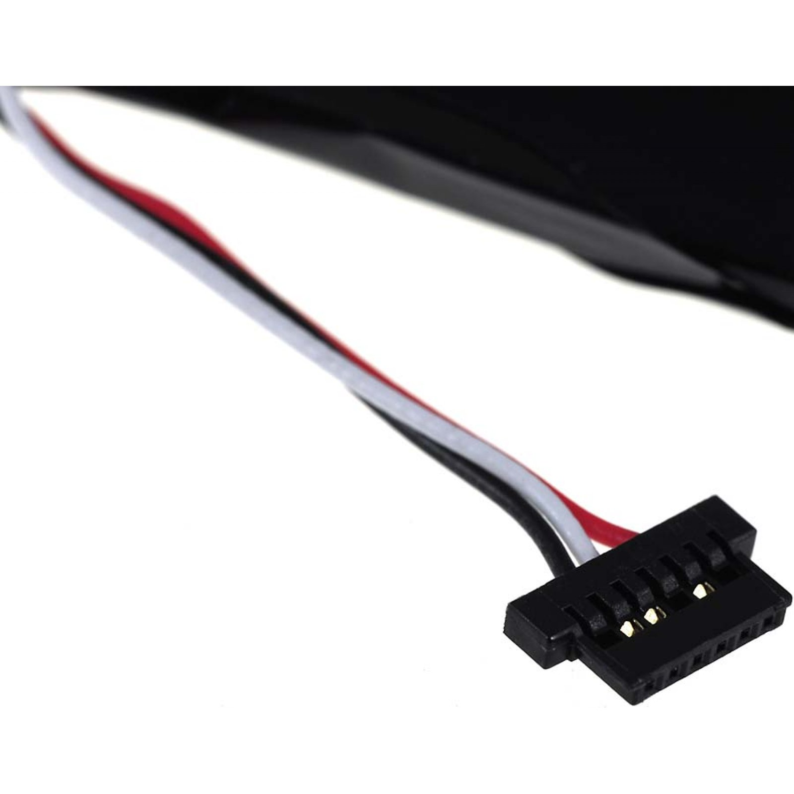 Un conector negro con tres cables de colores: rojo, blanco y negro, y un cable negro.