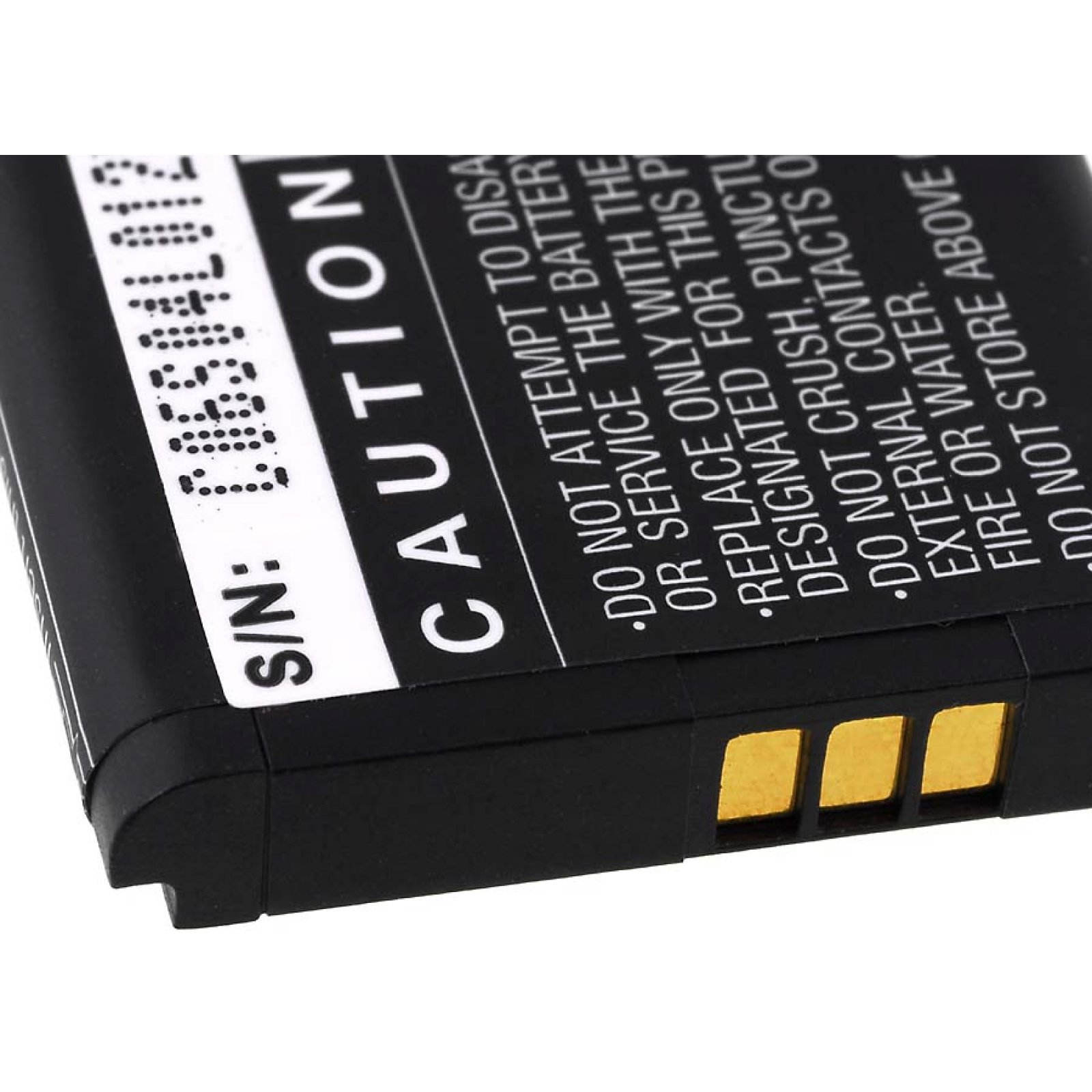 Schwarze Batterie mit Vorsichtshinweis. Goldene Anschlüsse sichtbar. Industrielle Nahaufnahme.