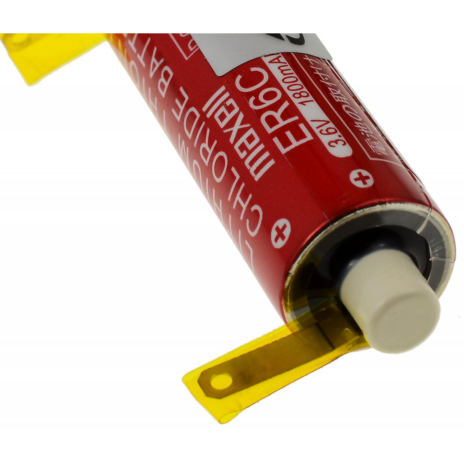 Una batería Maxell roja y blanca con una pestaña amarilla. La batería tiene un signo más y menos.
