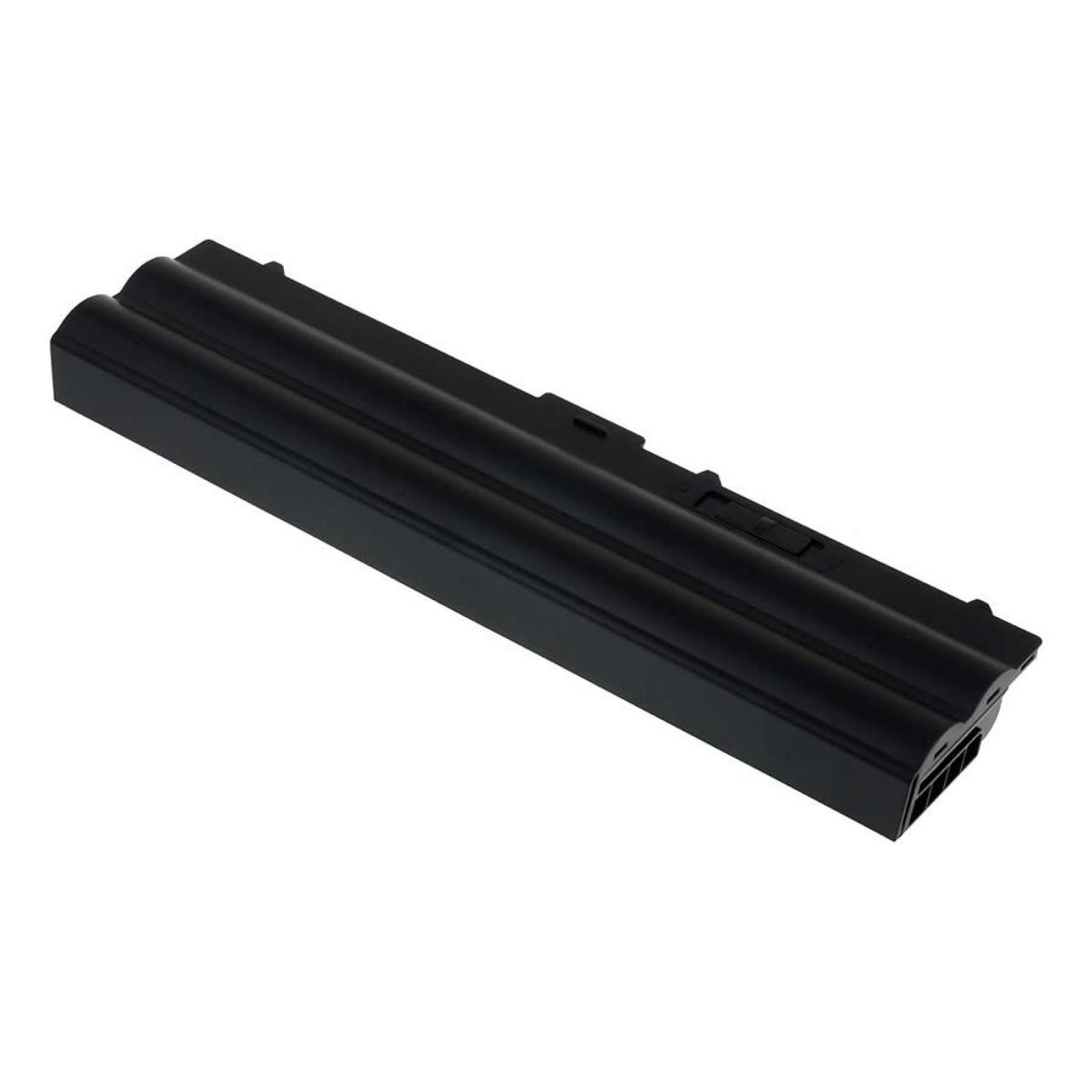Batería negra de portátil sobre fondo blanco. Tiene forma rectangular con crestas.