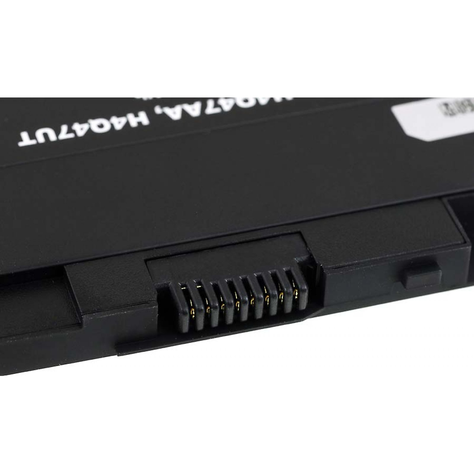 Primer plano de conector de teléfono negro con pines dorados.