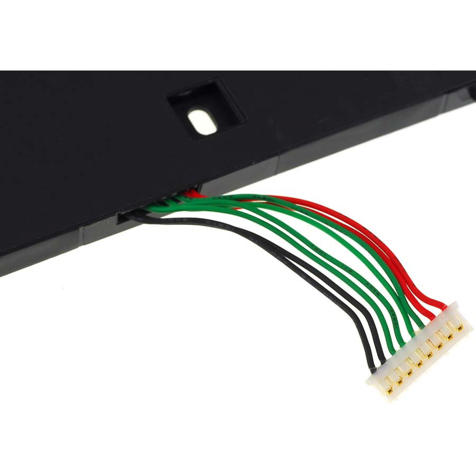 Dispositivo negro con cables de diferentes colores. Cables rojo, verde, negro con conector blanco. Fondo blanco.