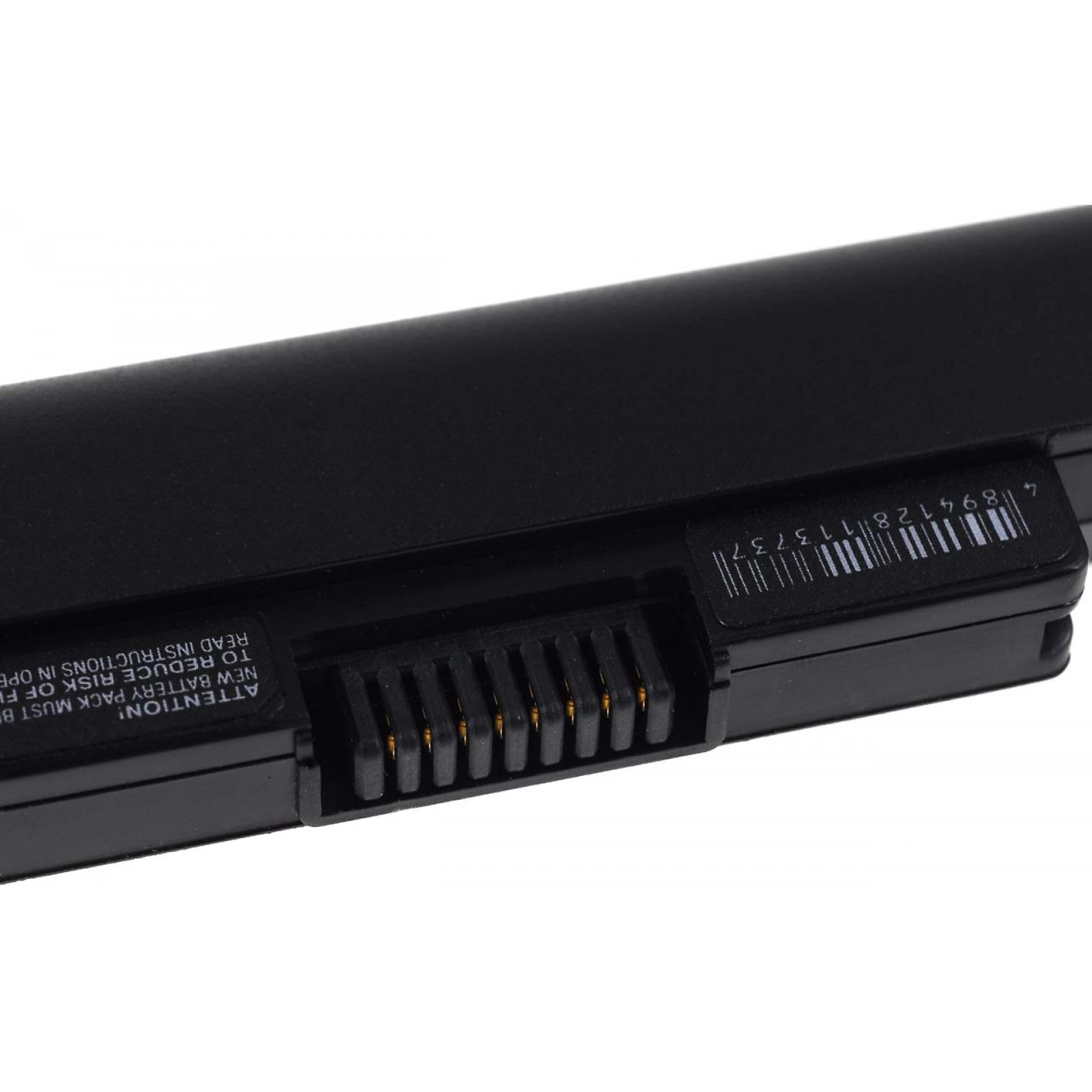 Primer plano del conector de batería de portátil negro. Código de barras y texto visibles.