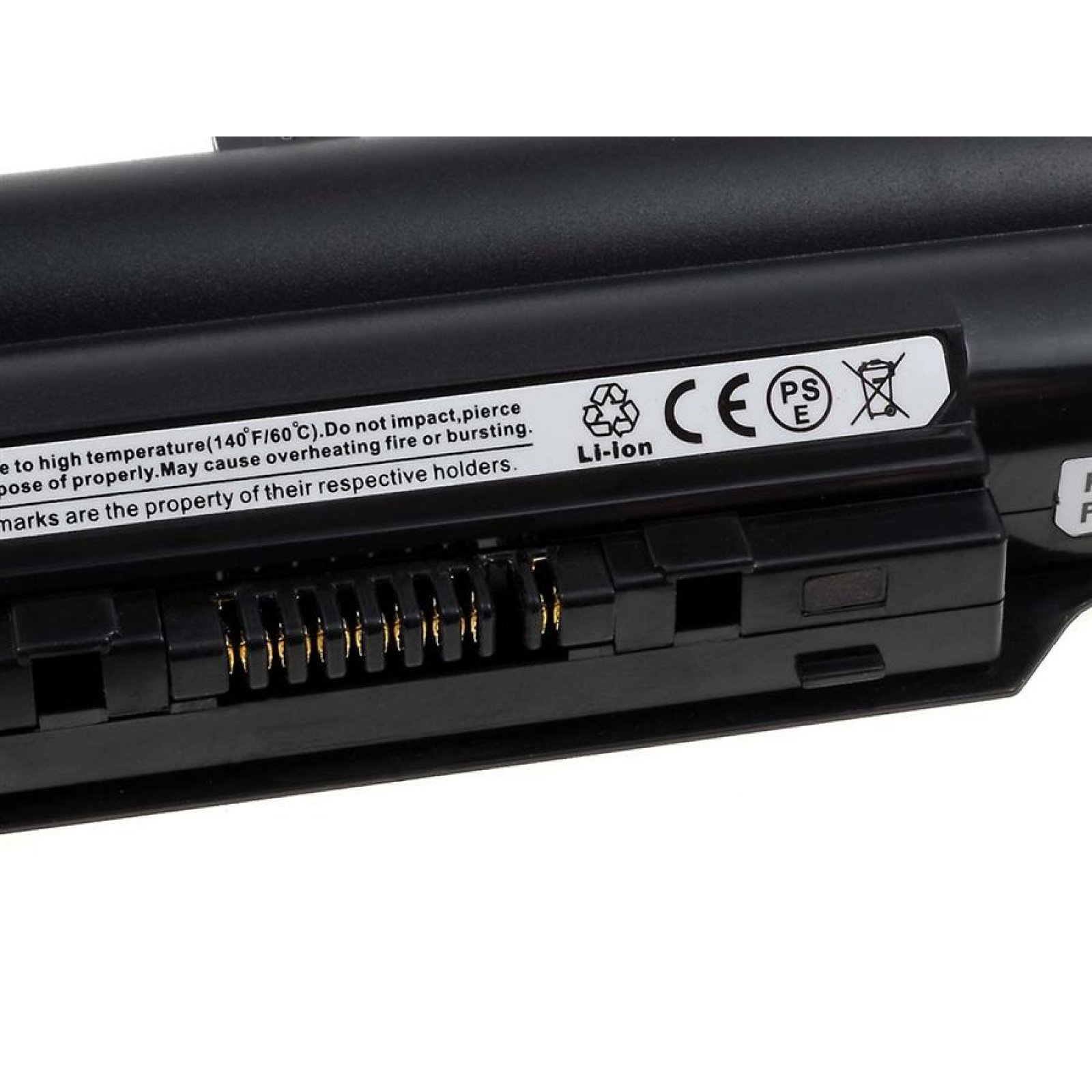 Batería de portátil negra con conector y etiqueta de certificación, primer plano.