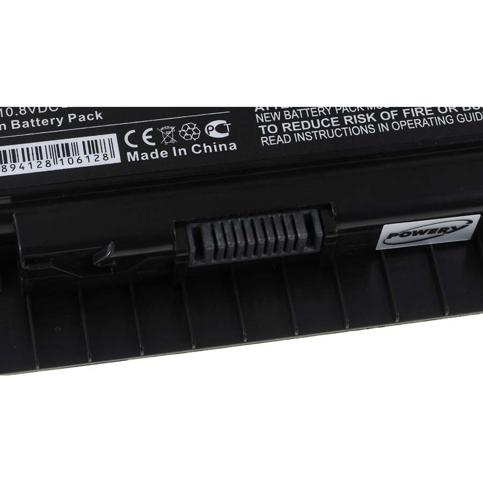 Primer plano del conector de una batería de laptop negra, mostrando los pines y el mecanismo de bloqueo.