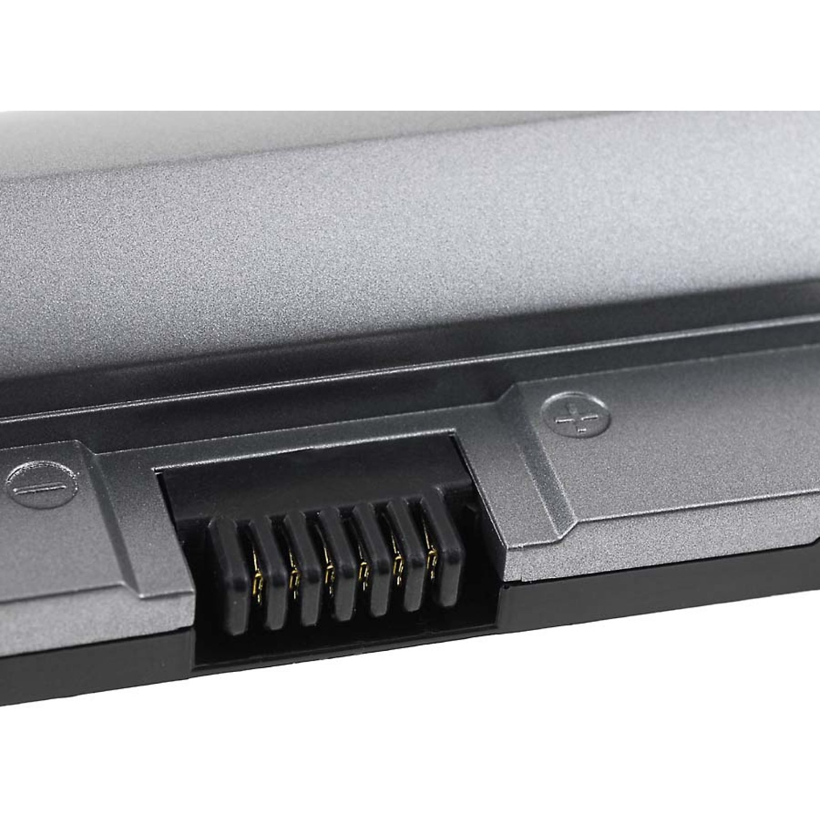 Primer plano de un conector de batería de portátil, que muestra los contactos metálicos.