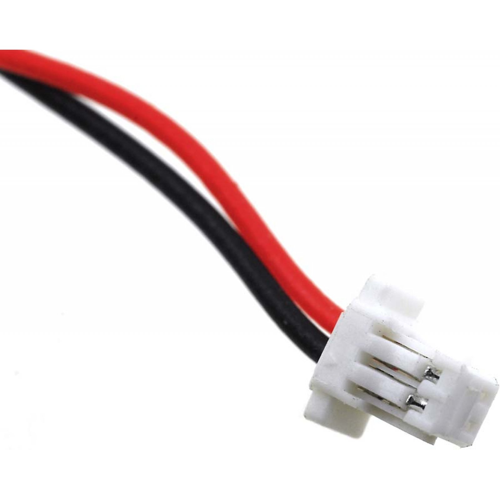 Primer plano de un conector blanco con tres clavijas, conectado a cables rojo y negro sobre fondo blanco.