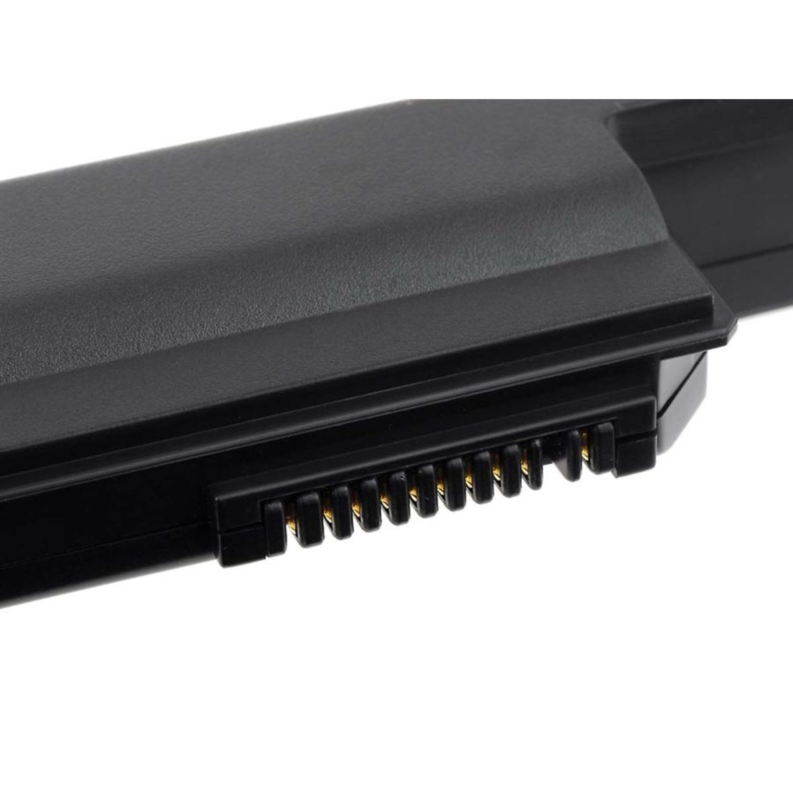 Primer plano de un conector de batería negro con múltiples pines dorados.