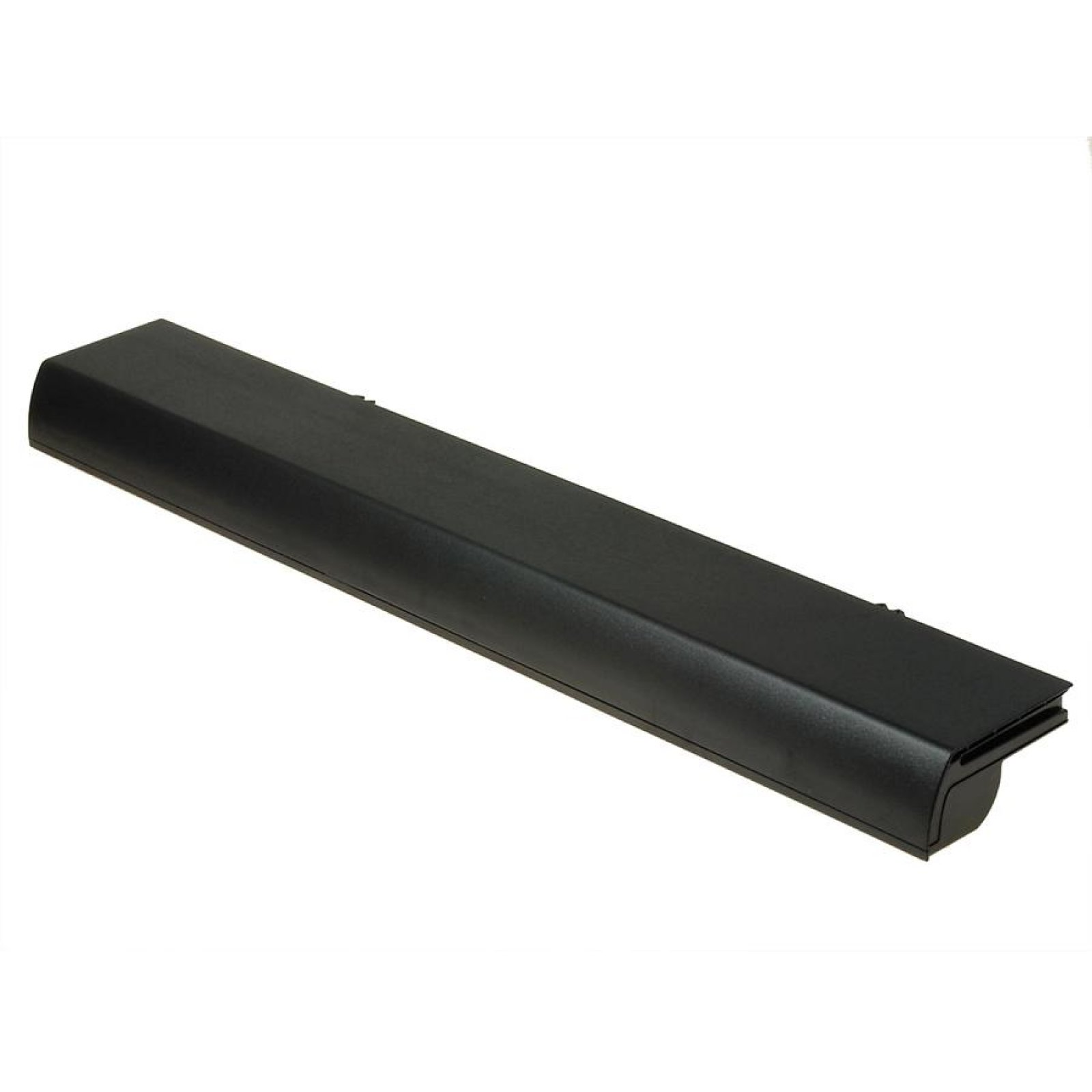 Batería negra para portátil, forma rectangular, aislada sobre blanco. Vista en ángulo, plástico oscuro.