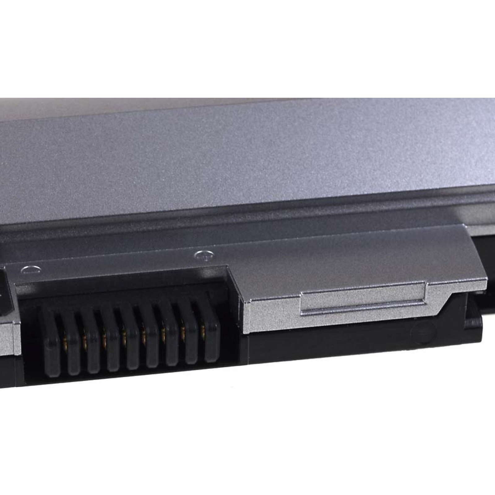 Primer plano de un componente metálico plateado con un conector negro en la parte inferior.