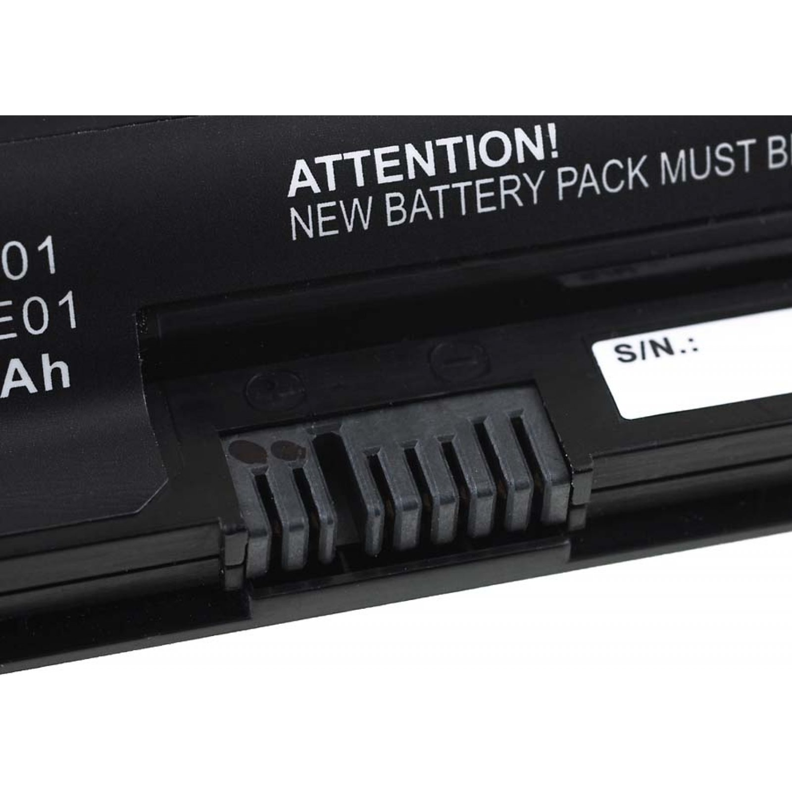Primer plano de un conector de batería. Plástico negro con contactos metálicos. Fondo blanco.