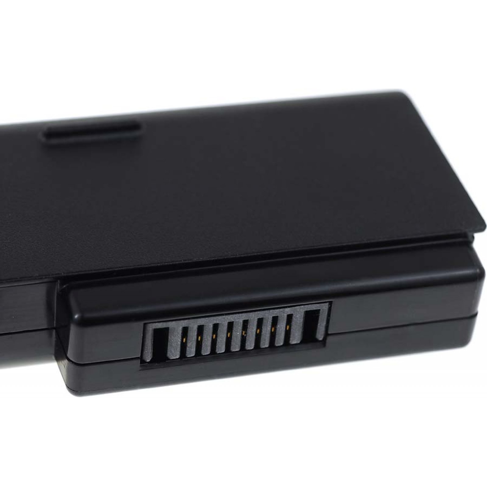 Nahaufnahme des Anschlussports einer schwarzen Batterie mit mehreren Pins.