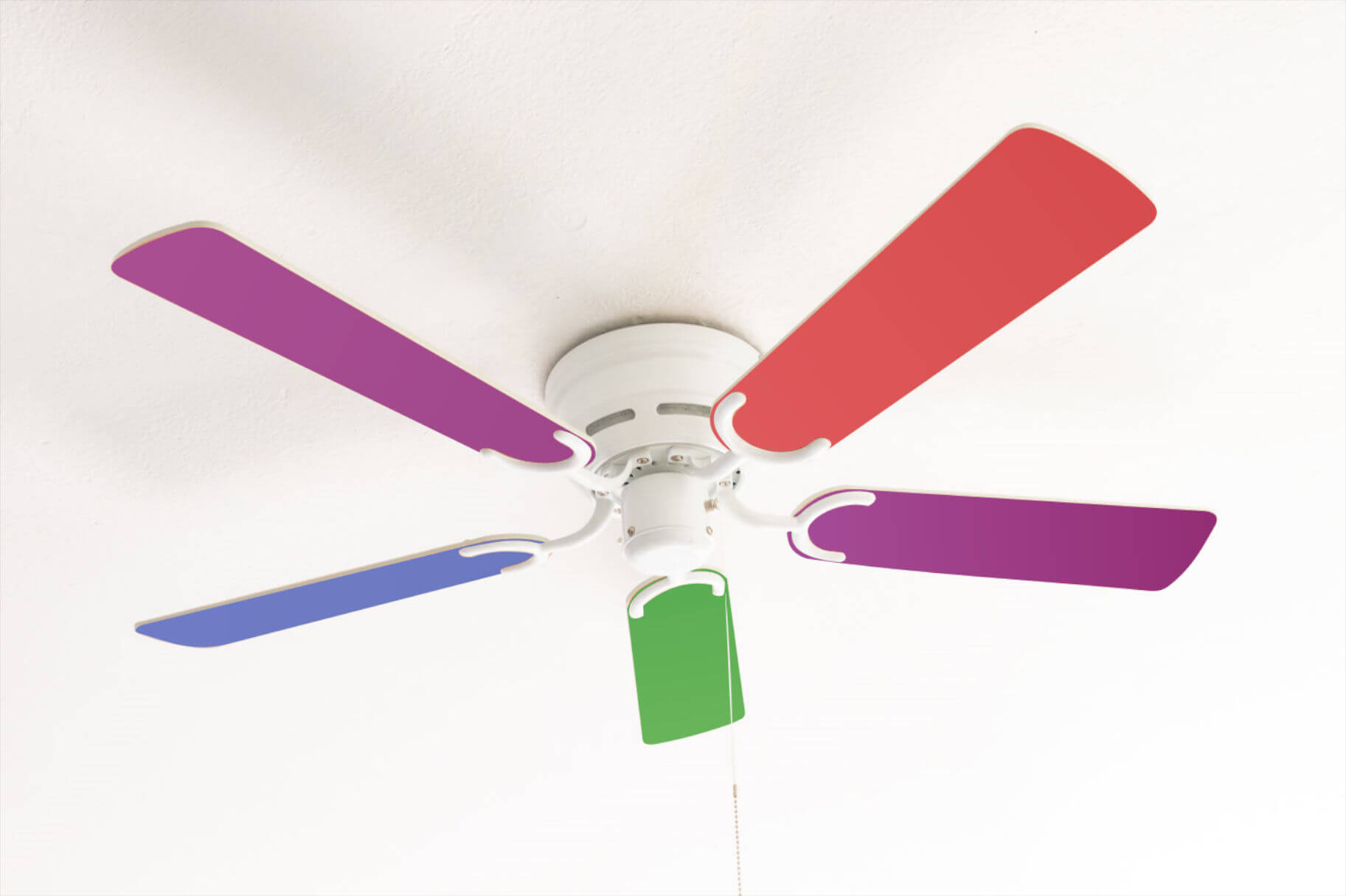 Weißer Deckenventilator mit bunten Flügeln.