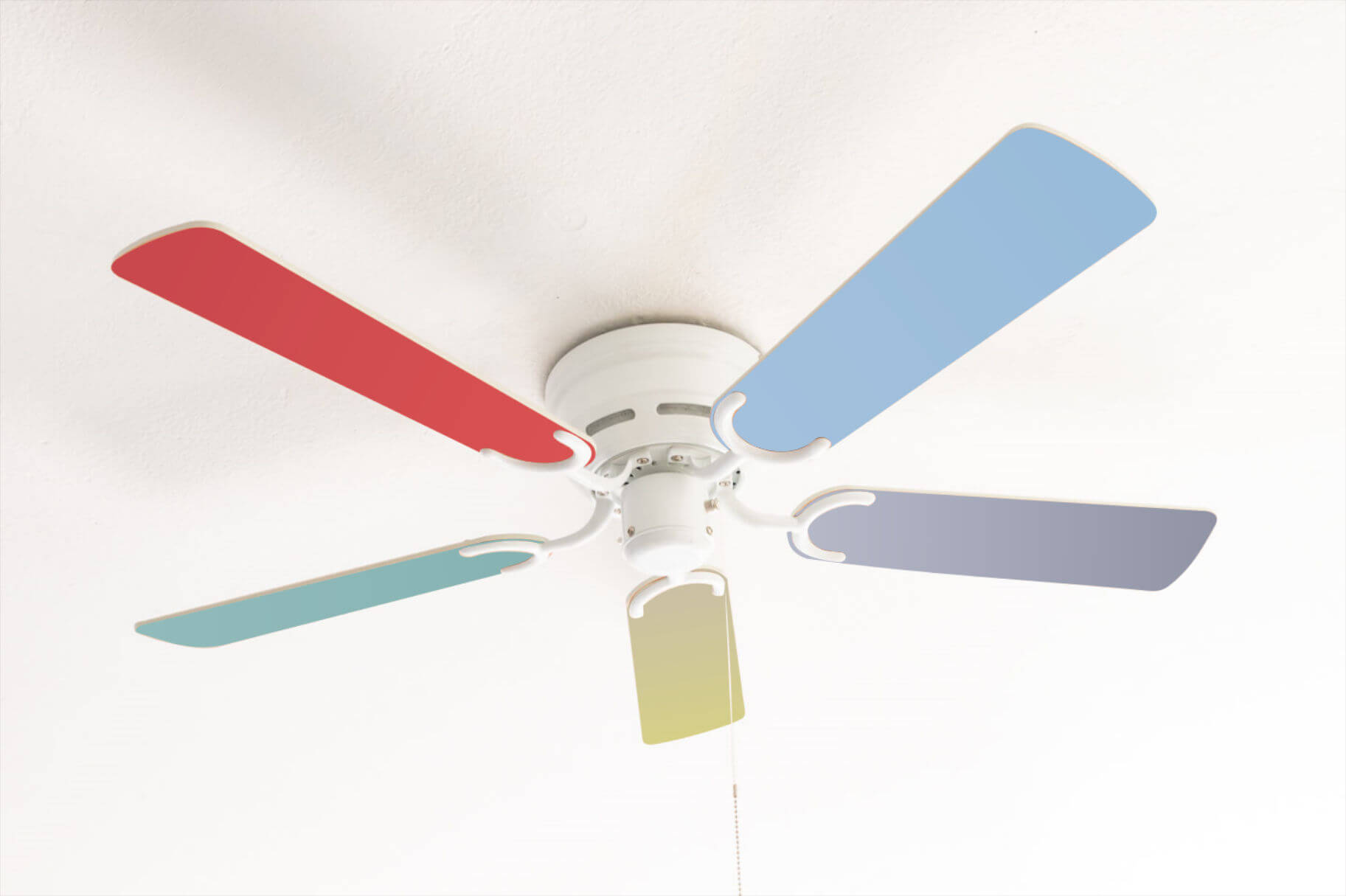 Deckenventilator mit unterschiedlich farbigen Flügeln: rot, hellblau, türkis, grau und gelb. Weiße Halterung.