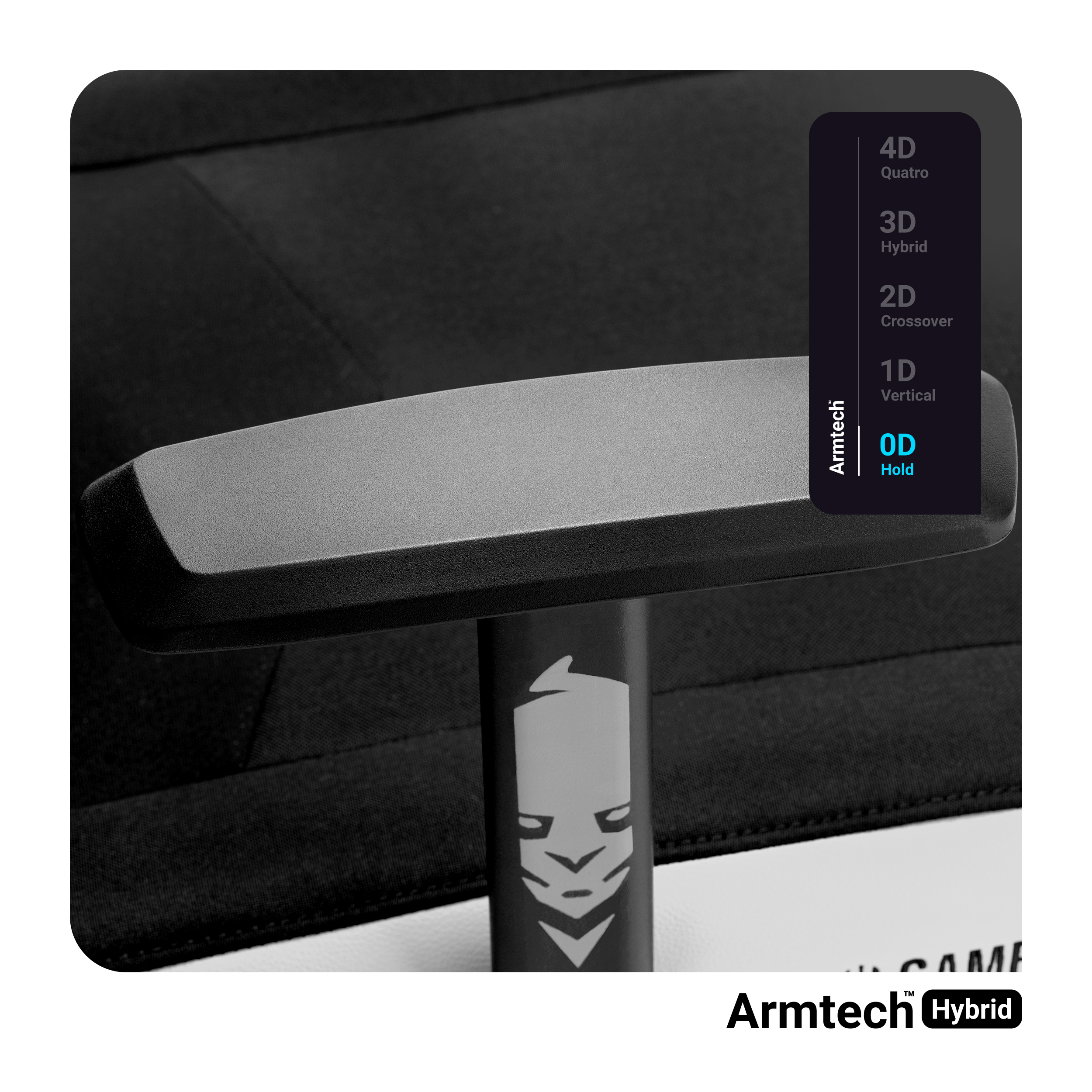 Zbliżenie czarnego podłokietnika z logo. Tekst na panelu bocznym.