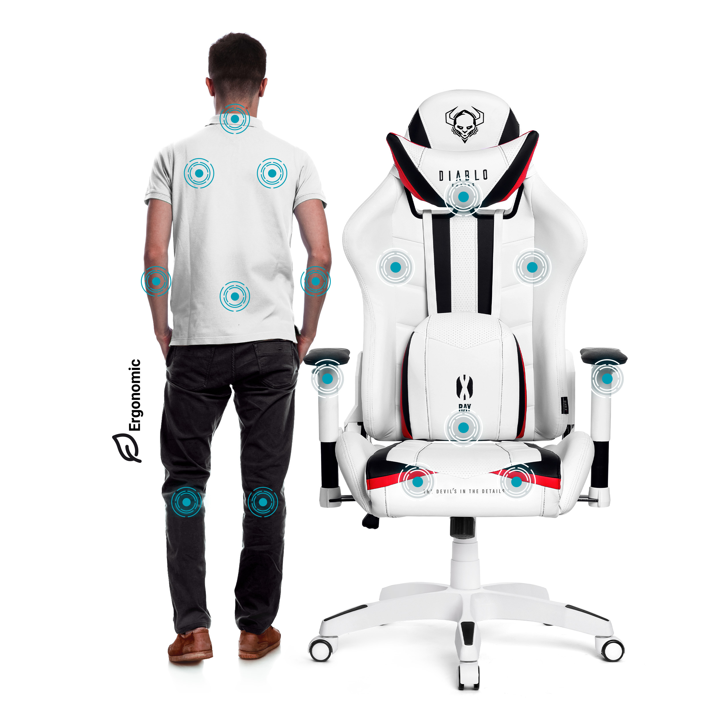 Ein Mann steht neben einem weißen Gaming-Stuhl. Der Stuhl hat schwarze Akzente und 'DIABLO' auf der Kopfstütze.