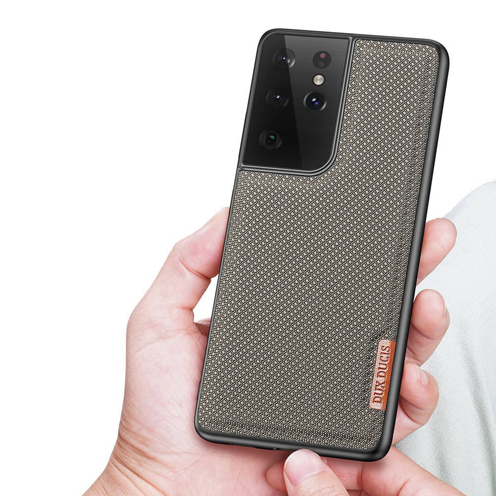 Eine Hand, die ein Telefon in einer Hülle mit strukturiertem Muster hält.