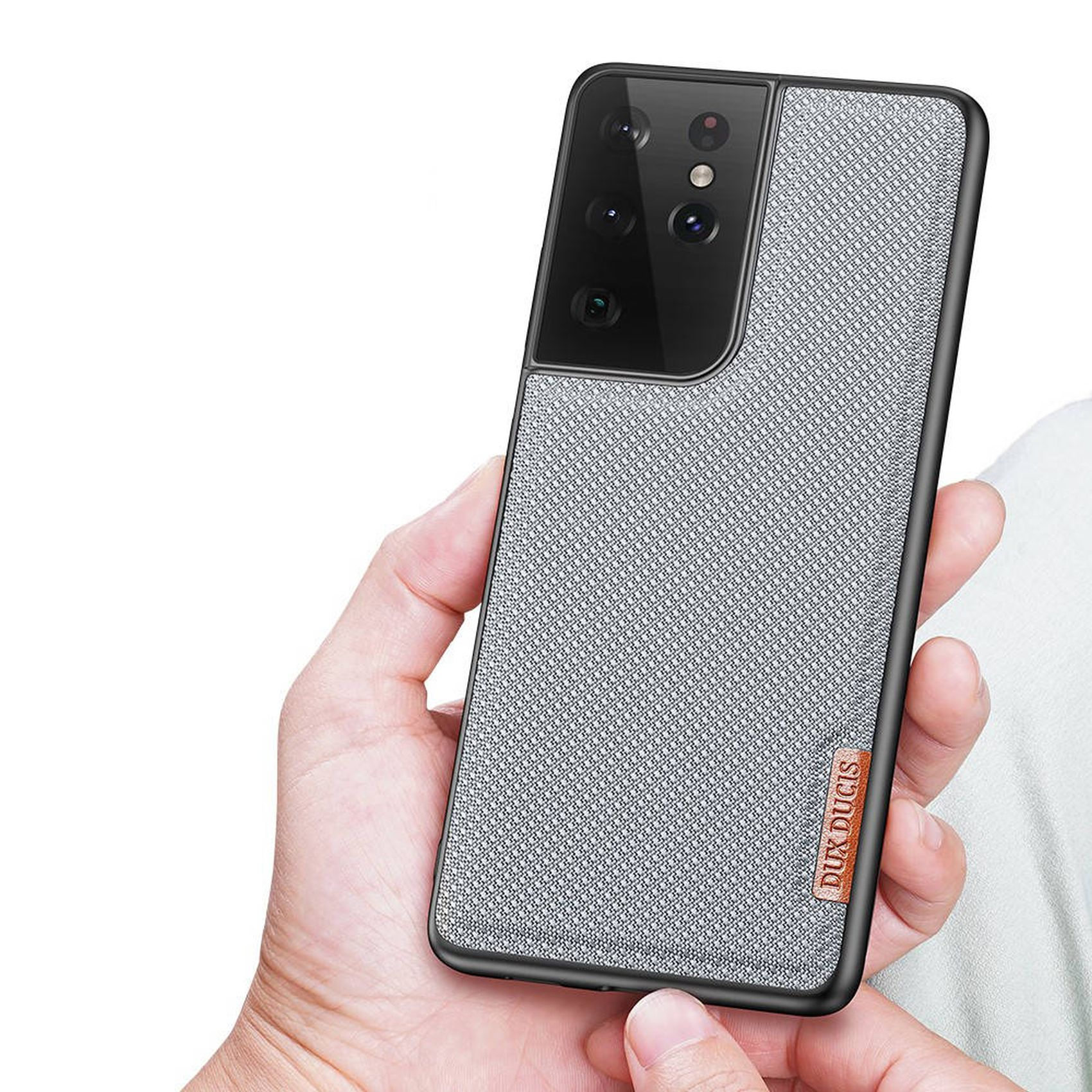 Telefon in grau gemusterter Hülle, von einer Person gehalten.