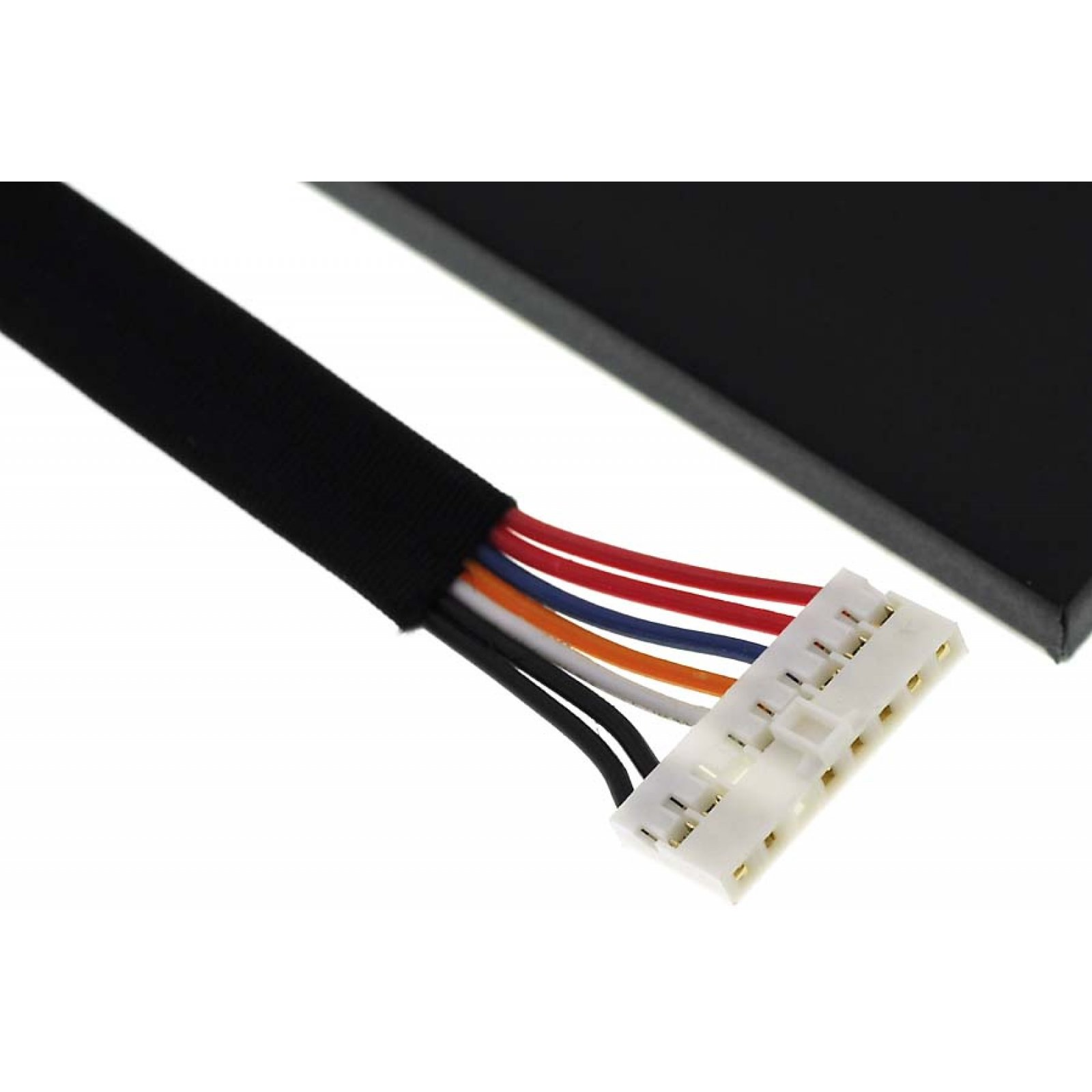 Primer plano de un cable negro con múltiples cables de colores conectados a un conector blanco.