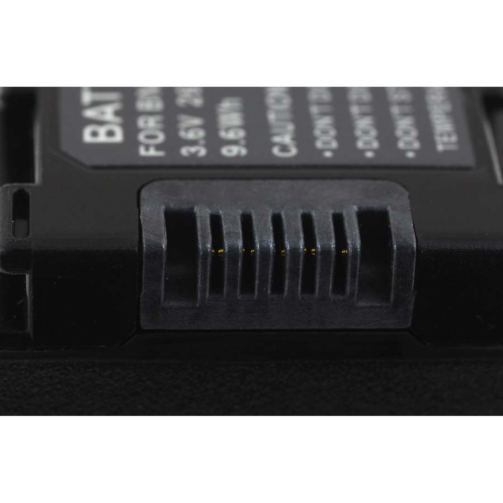 Batería negra con conector en la parte superior y texto: BAT, 3.6V, 9.6Wh.