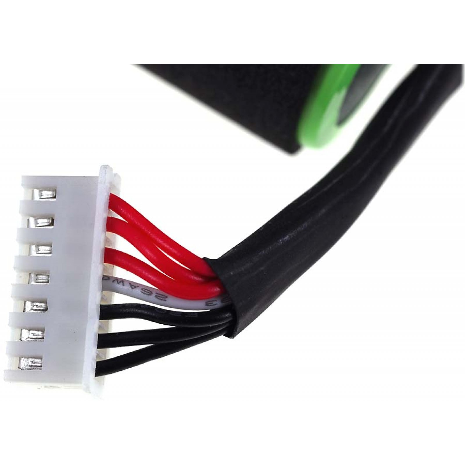 Primer plano de cables conectados a un conector blanco. Cables rojos, negros y grises presentes.