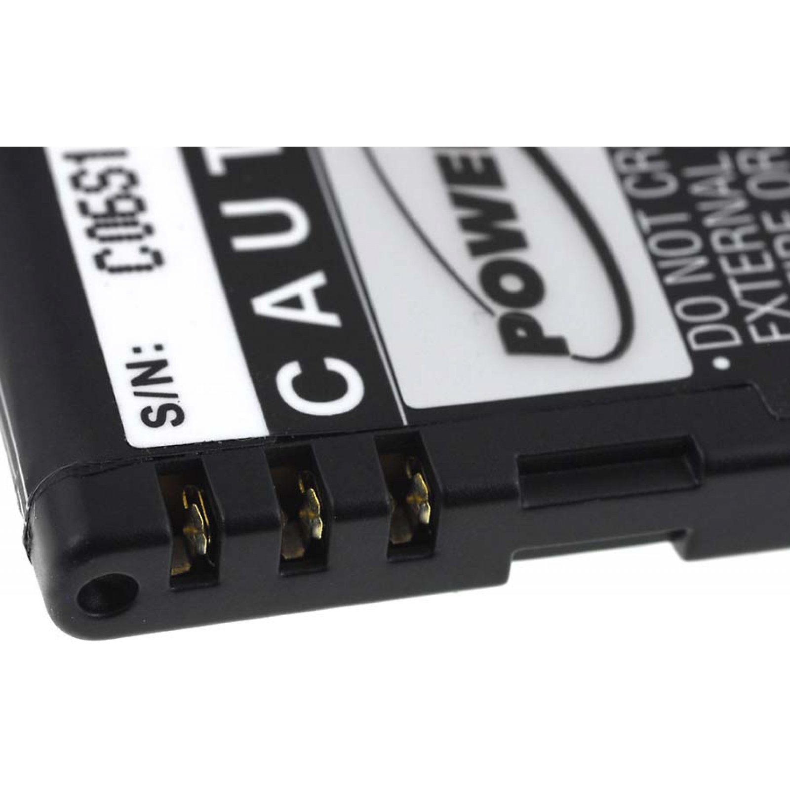 Primer plano de conector de batería. Plástico negro con tres conectores dorados.