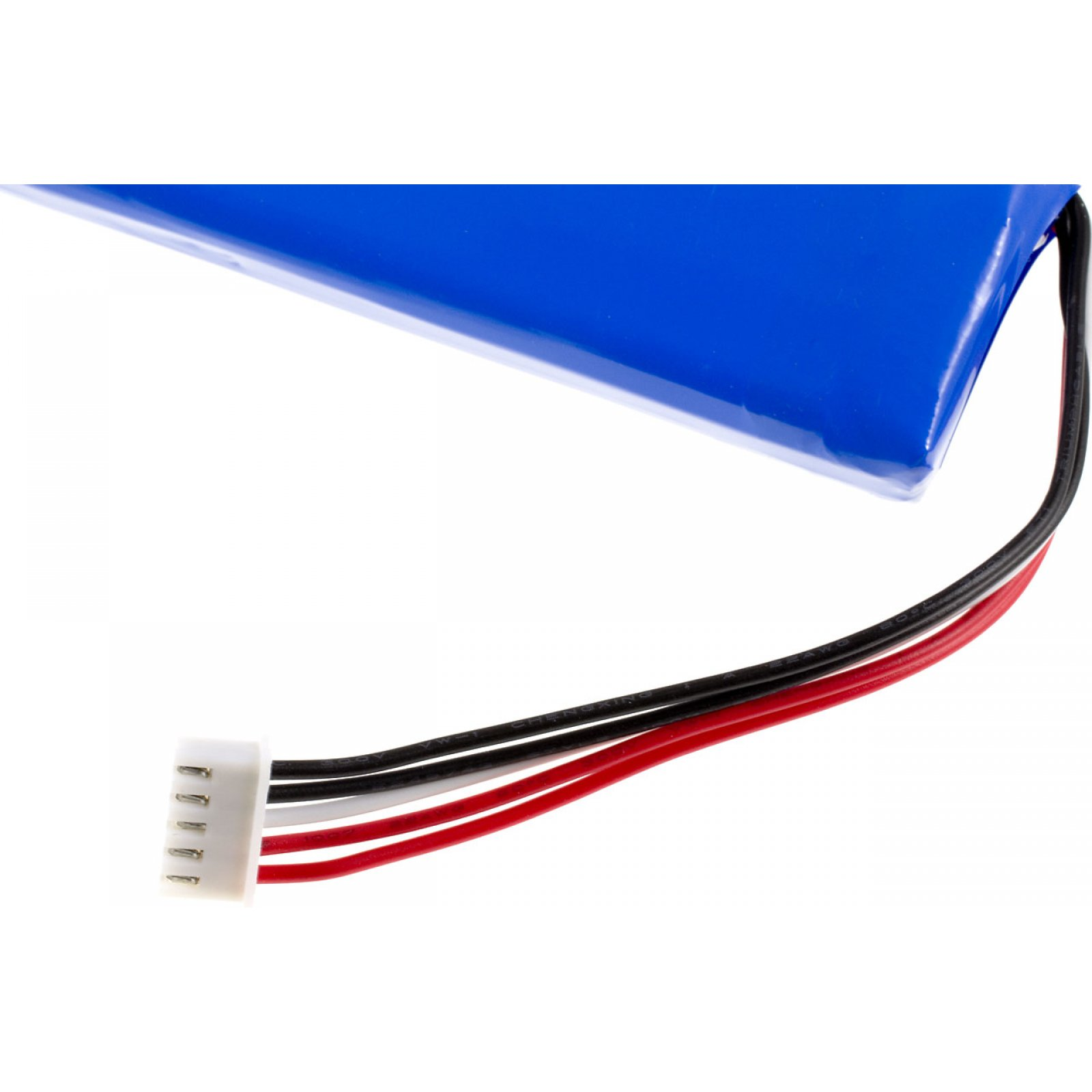 Blaue Batterie mit weißem Stecker und schwarzen, roten und weißen Drähten.
