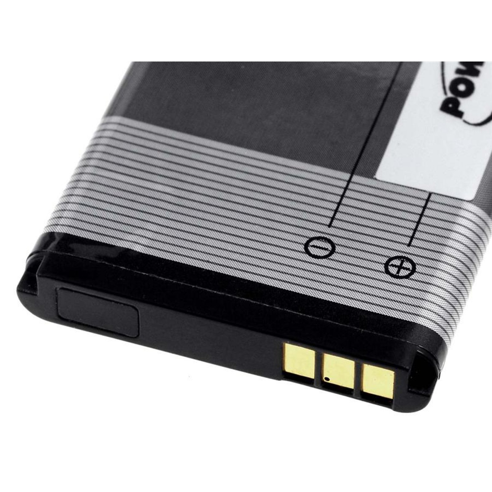 Primer plano de una batería de teléfono negra rectangular con conector dorado. La batería tiene una etiqueta y símbolos marcados.