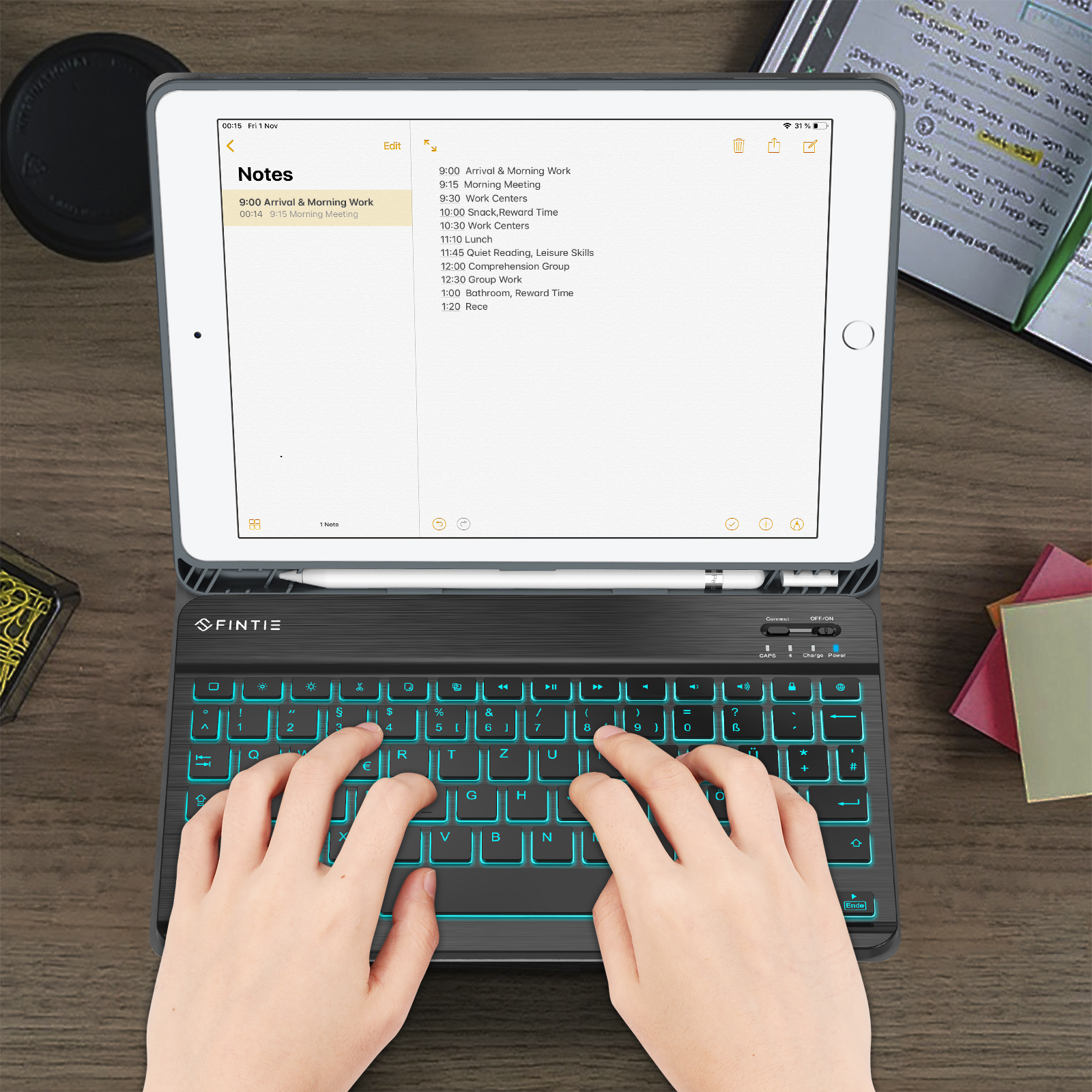 Hände tippen auf einer Tastatur, die mit einem iPad verbunden ist. Das iPad zeigt eine Notizen-App mit einem Zeitplan.