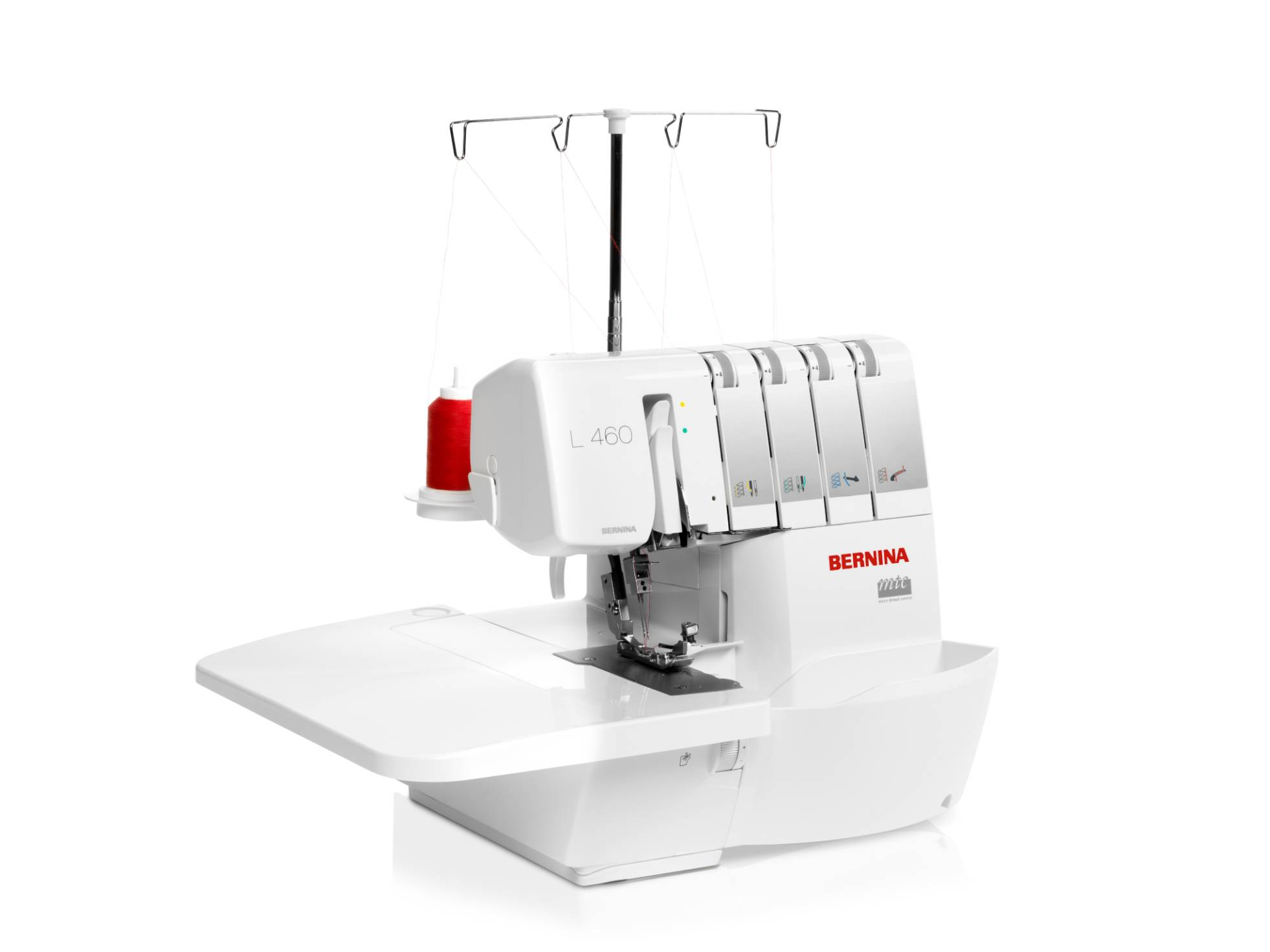Weiße Bernina L 460 Nähmaschine mit roter Garnspule. Sie hat einen weißen Tisch und steht auf weißem Hintergrund.