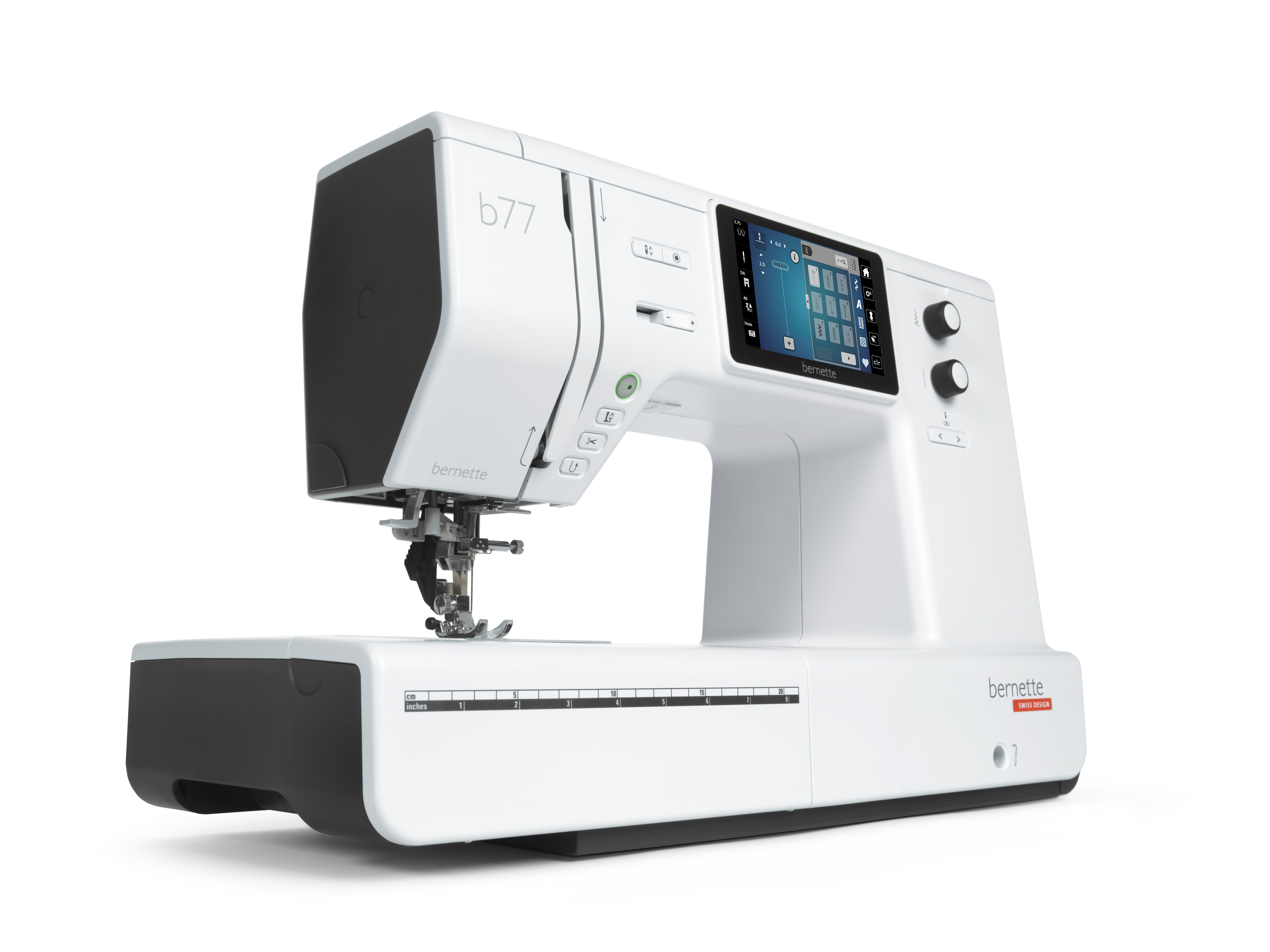 Weiße Nähmaschine mit Digitalanzeige und Bedienknöpfen.