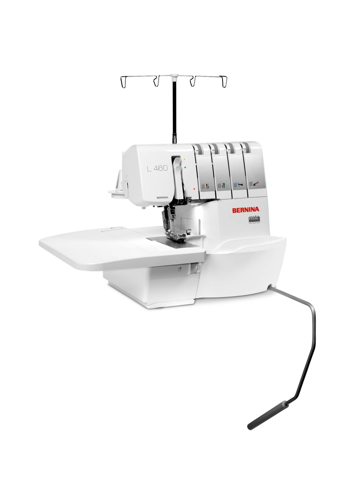 Weiße Bernina-Nähmaschine mit mehreren Garnrollen und Fußpedal. Isoliert auf Weiß.