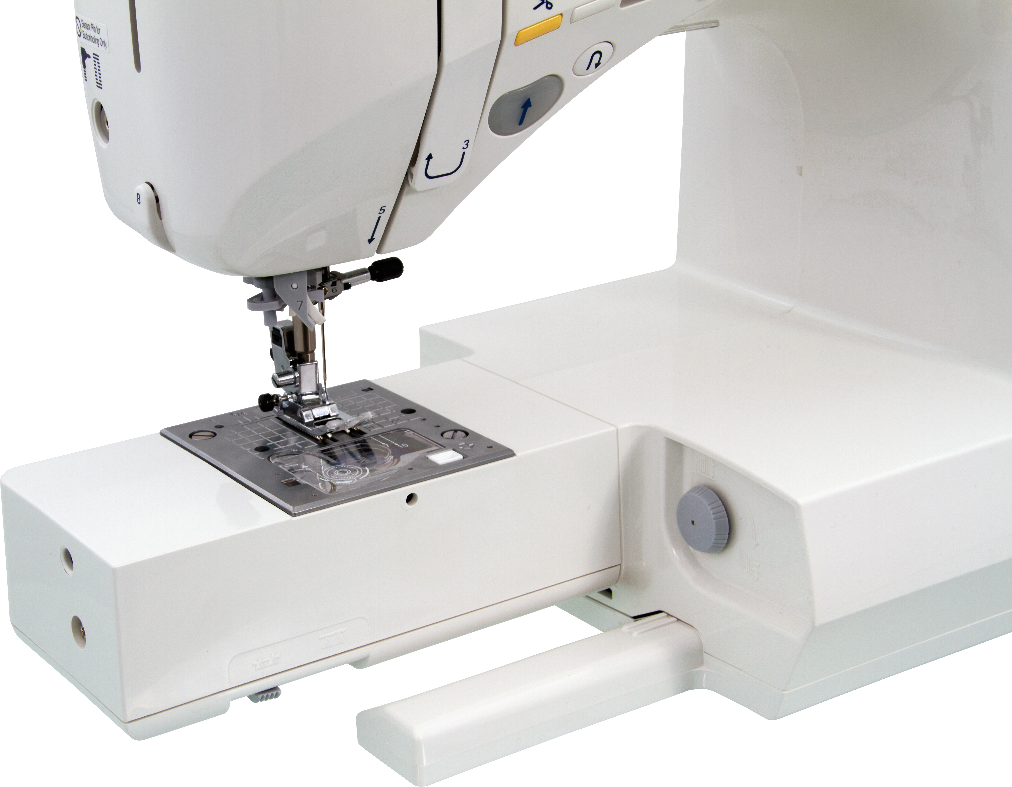 Weiße Nähmaschine mit Nadel, Nähfuß und Bedienfeld.