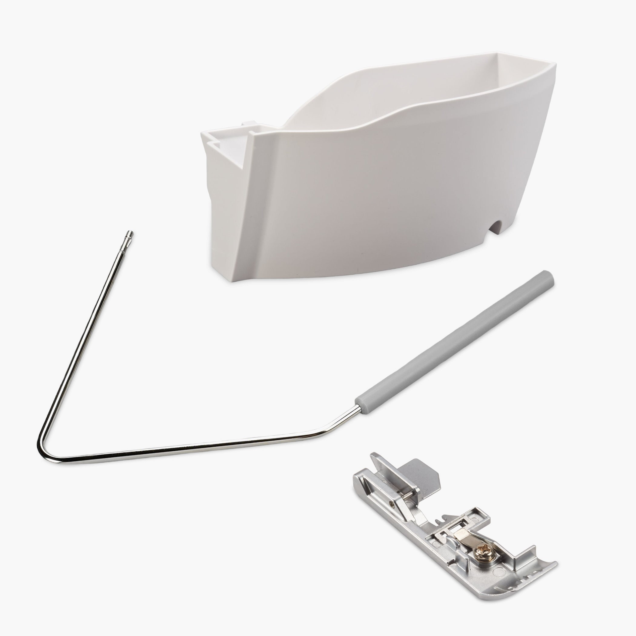 Nähmaschinenteile. Beinhaltet einen weißen Behälter, einen silbernen Stab und einen Metallfuß.